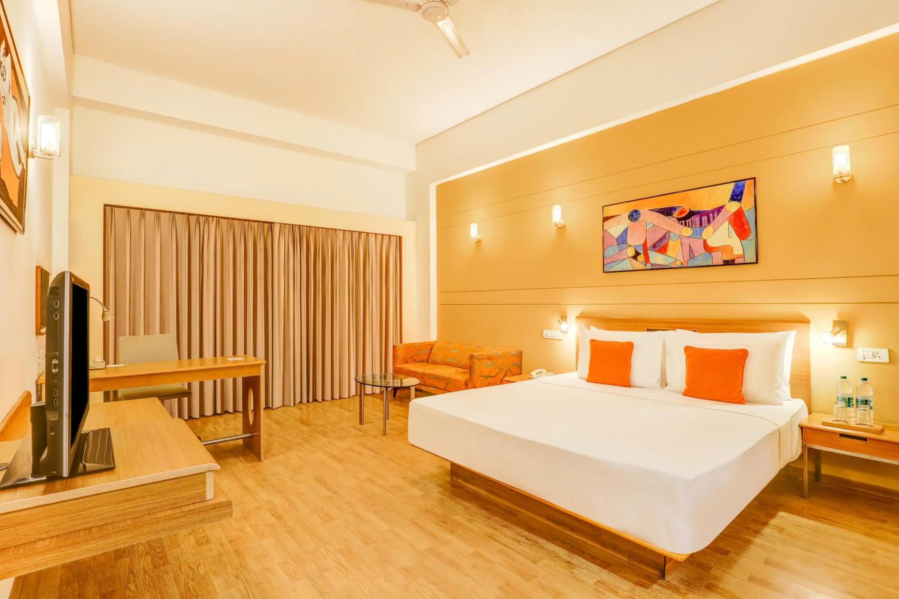 Bed in Lemon Tree Hotel, East Delhi Mall, Kaushambi