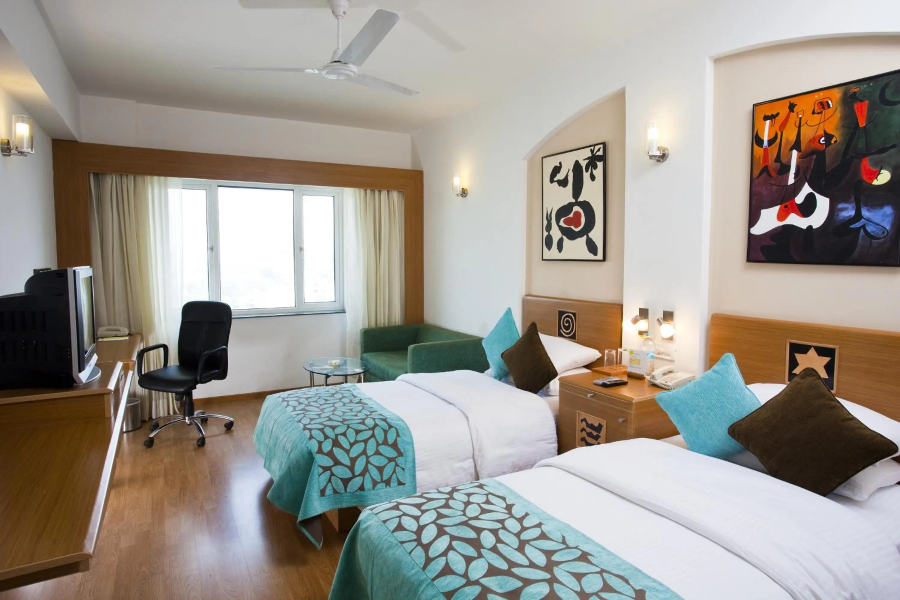 Bedroom, Bed in Lemon Tree Hotel, East Delhi Mall, Kaushambi