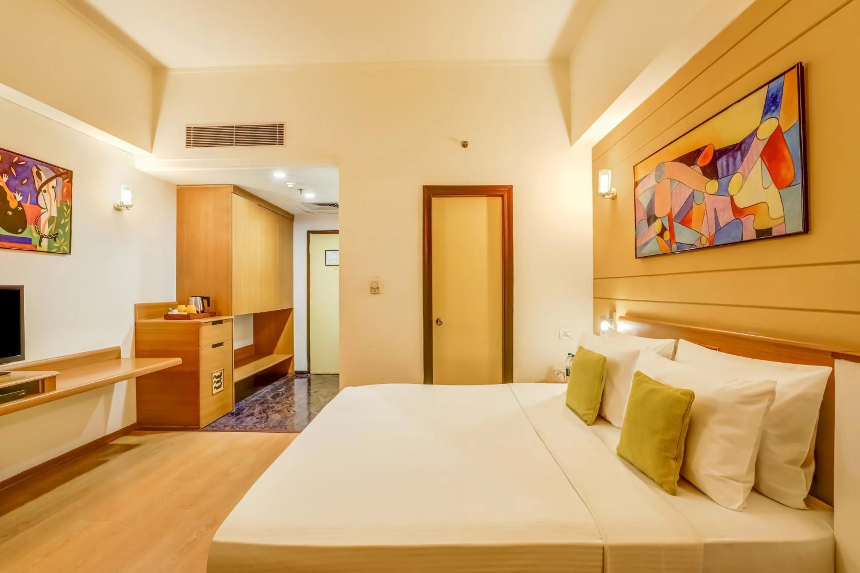 Bed in Lemon Tree Hotel, East Delhi Mall, Kaushambi