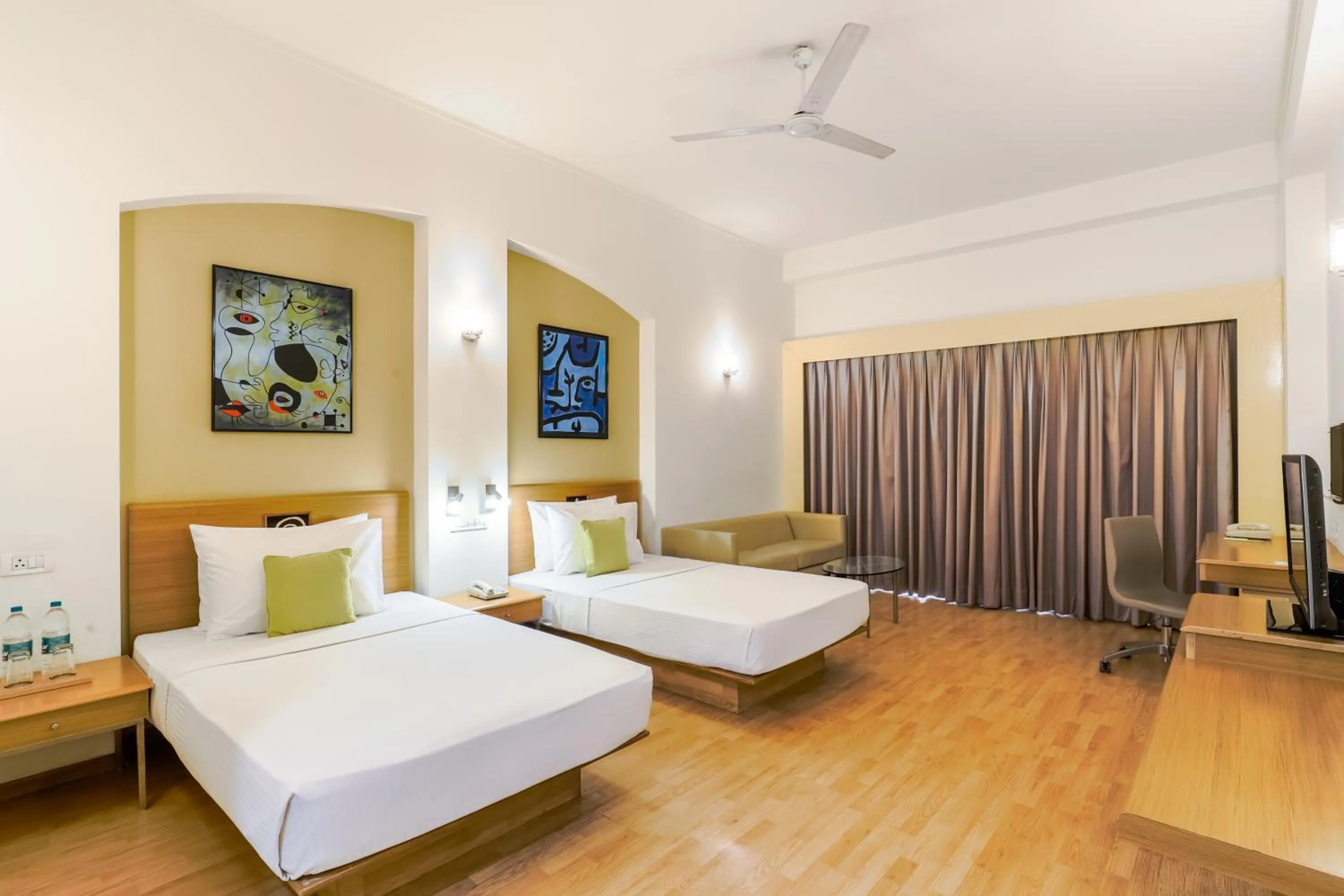Bed in Lemon Tree Hotel, East Delhi Mall, Kaushambi