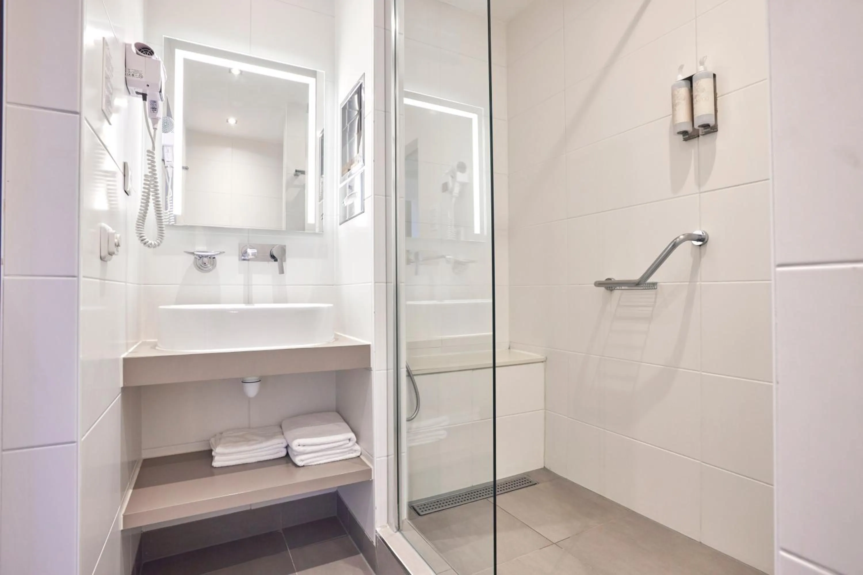 Bathroom in Van der Valk Hotel Le Catalogne Saint Aygulf