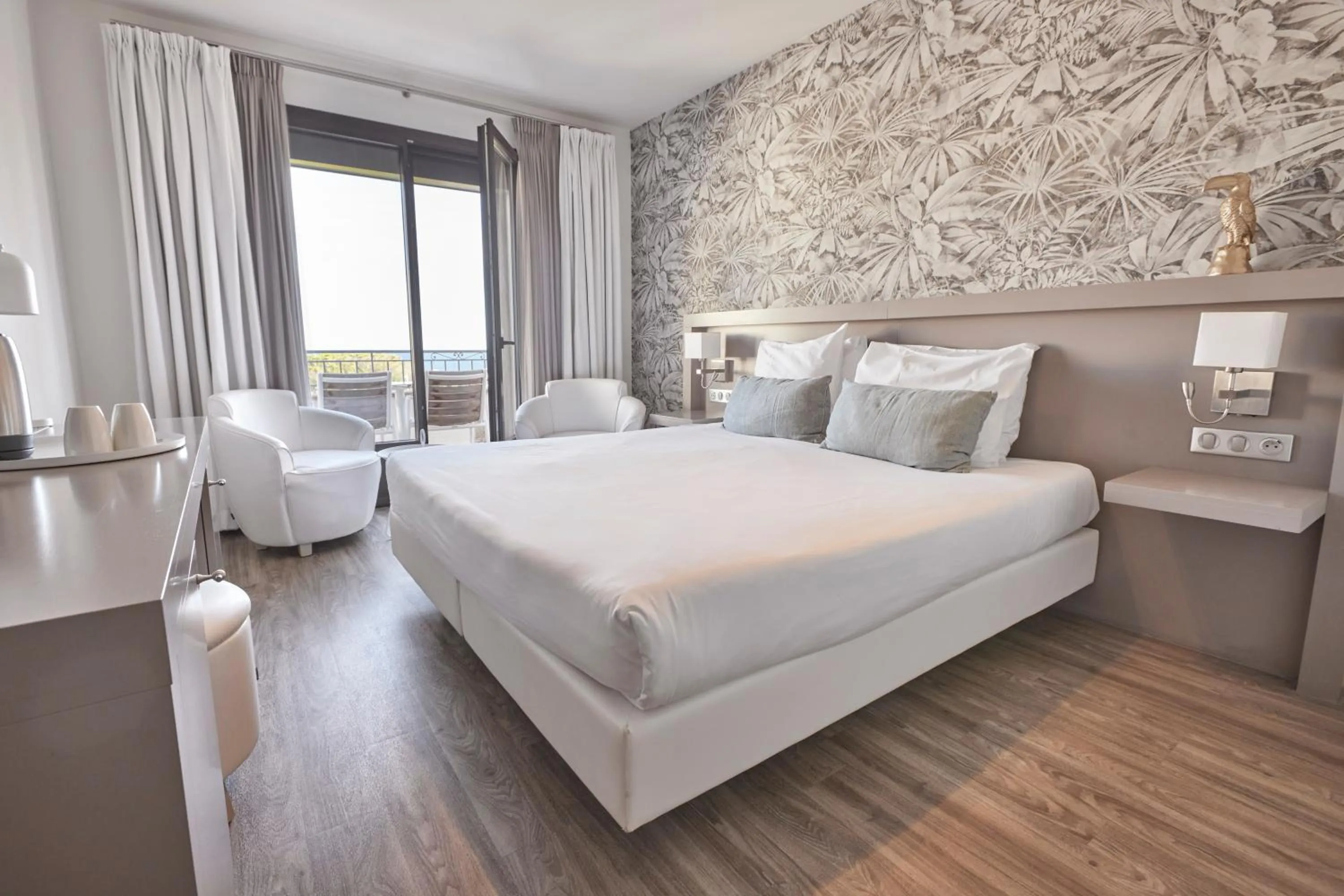 Bedroom, Bed in Van der Valk Hotel Le Catalogne Saint Aygulf