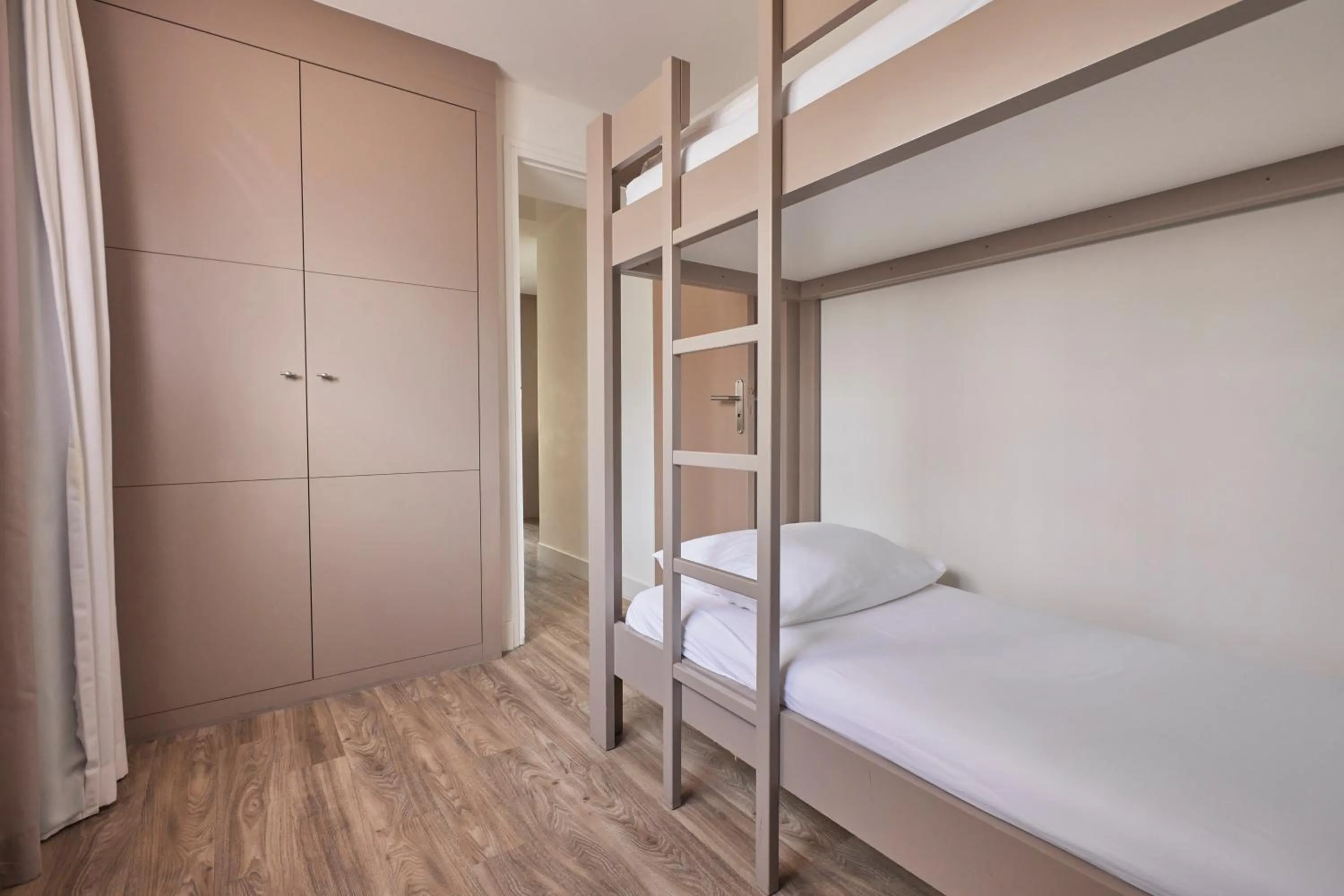 Bedroom, Bed in Van der Valk Hotel Le Catalogne Saint Aygulf