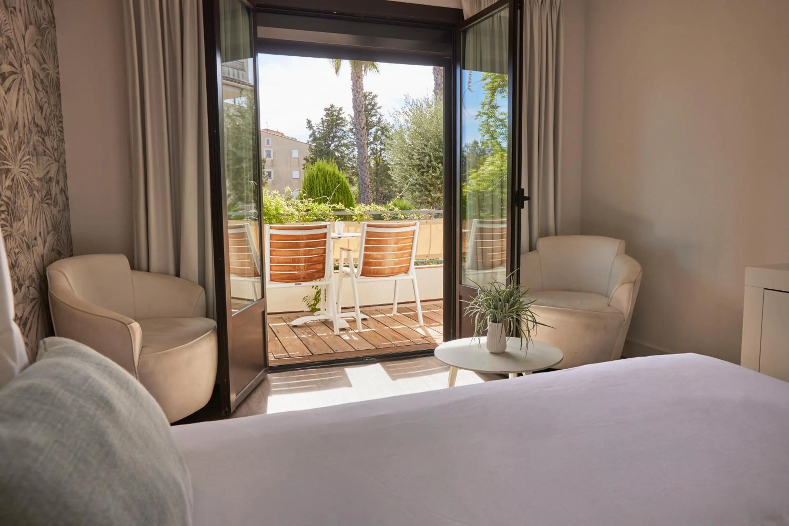 View (from property/room), Bed in Van der Valk Hotel Le Catalogne Saint Aygulf