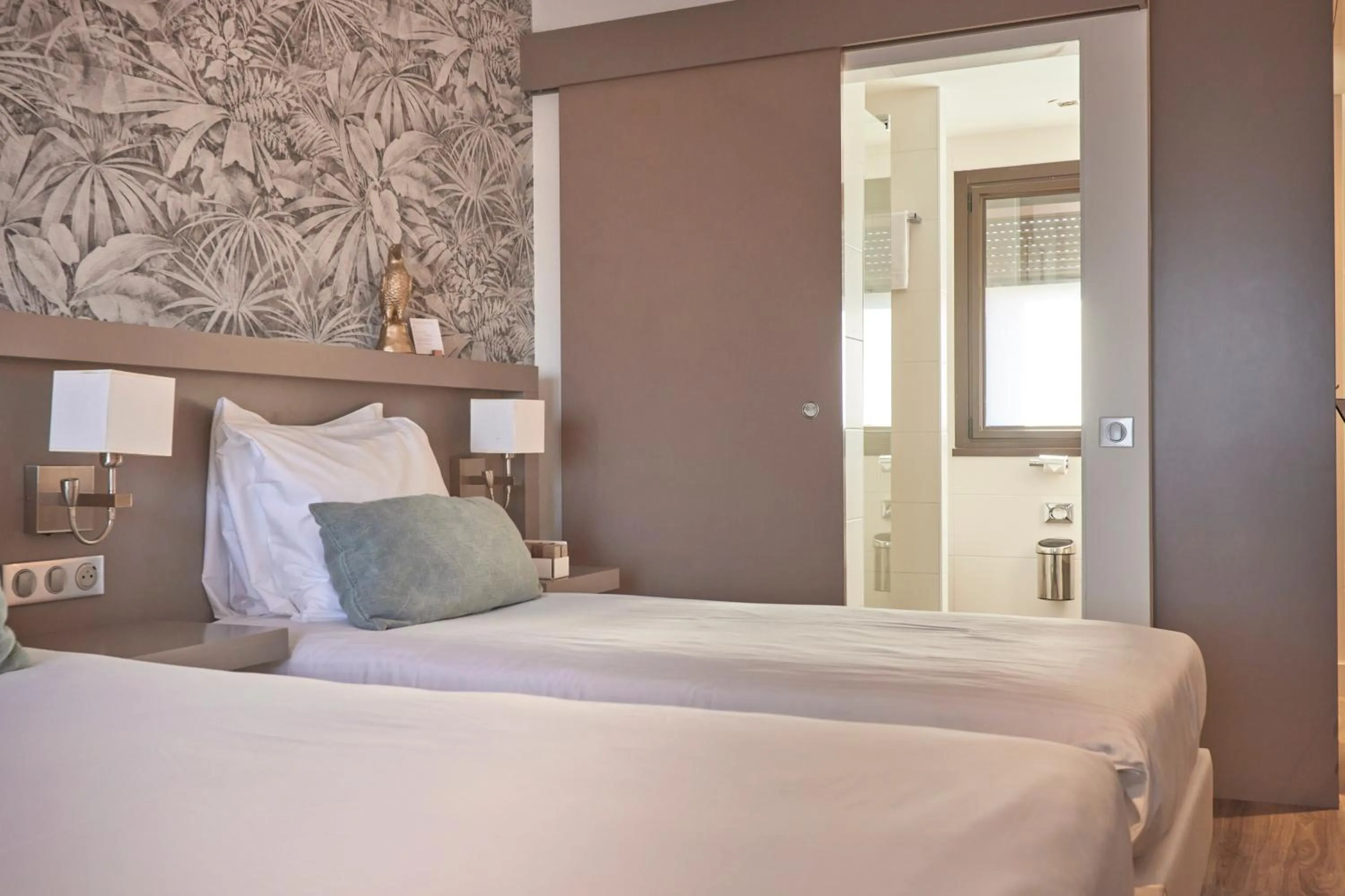 Bedroom, Bed in Van der Valk Hotel Le Catalogne Saint Aygulf