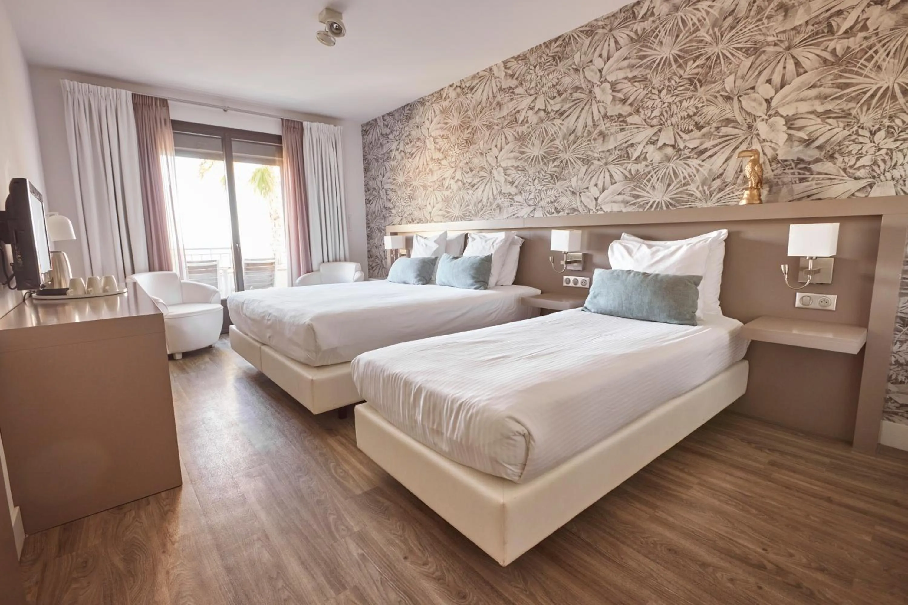 Bedroom, Bed in Van der Valk Hotel Le Catalogne Saint Aygulf