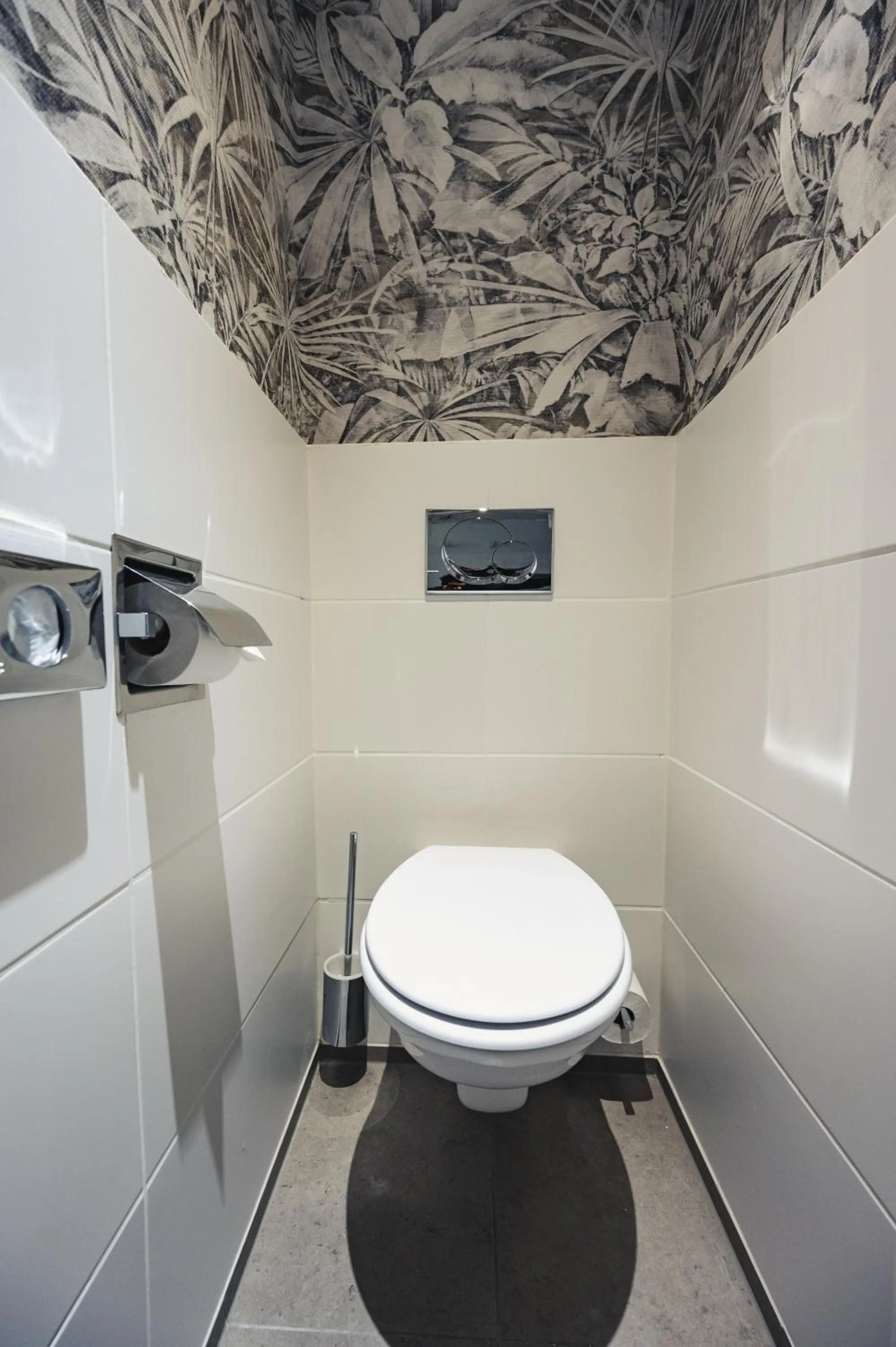 Toilet in Van der Valk Hotel Le Catalogne Saint Aygulf