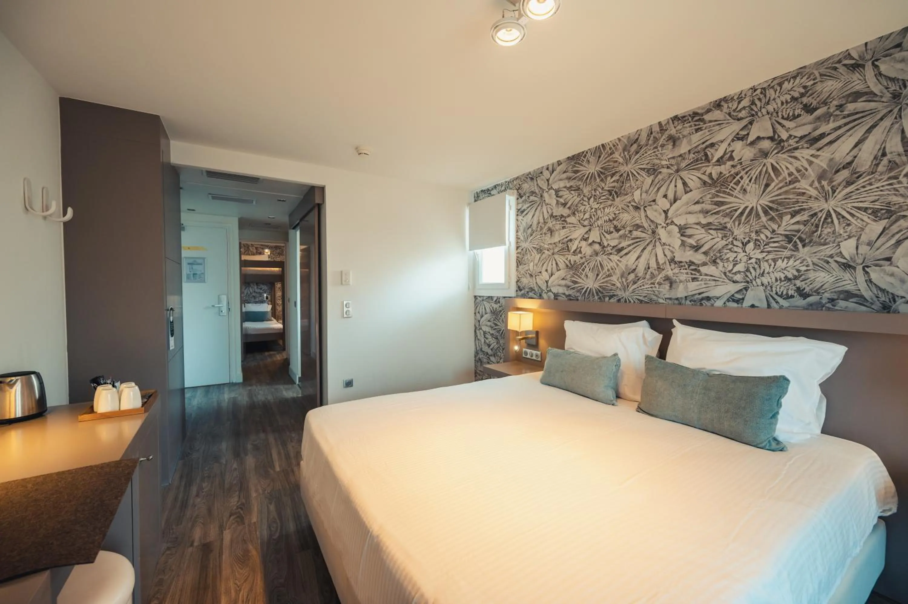 Bedroom, Bed in Van der Valk Hotel Le Catalogne Saint Aygulf