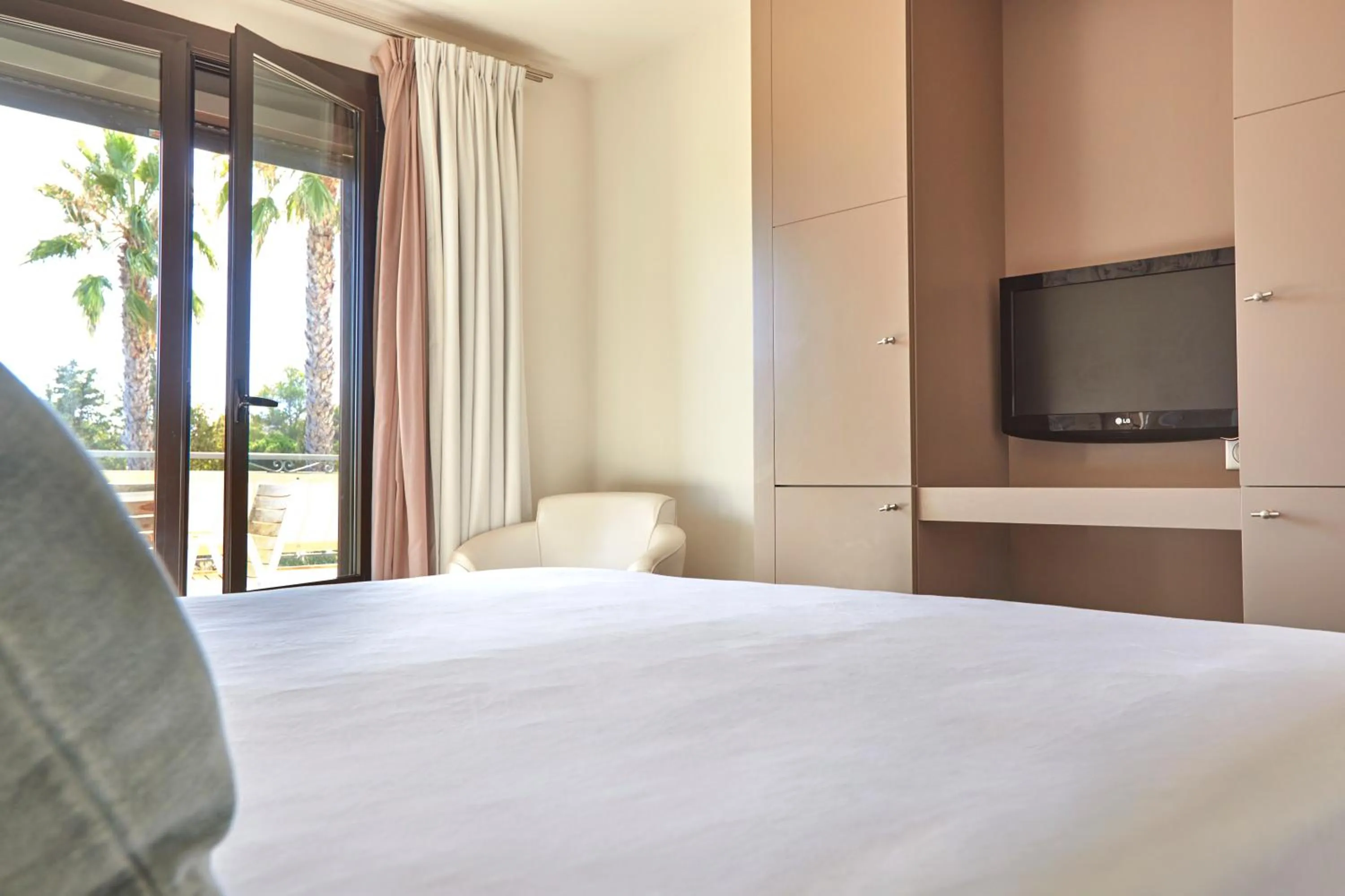 Bedroom, Bed in Van der Valk Hotel Le Catalogne Saint Aygulf