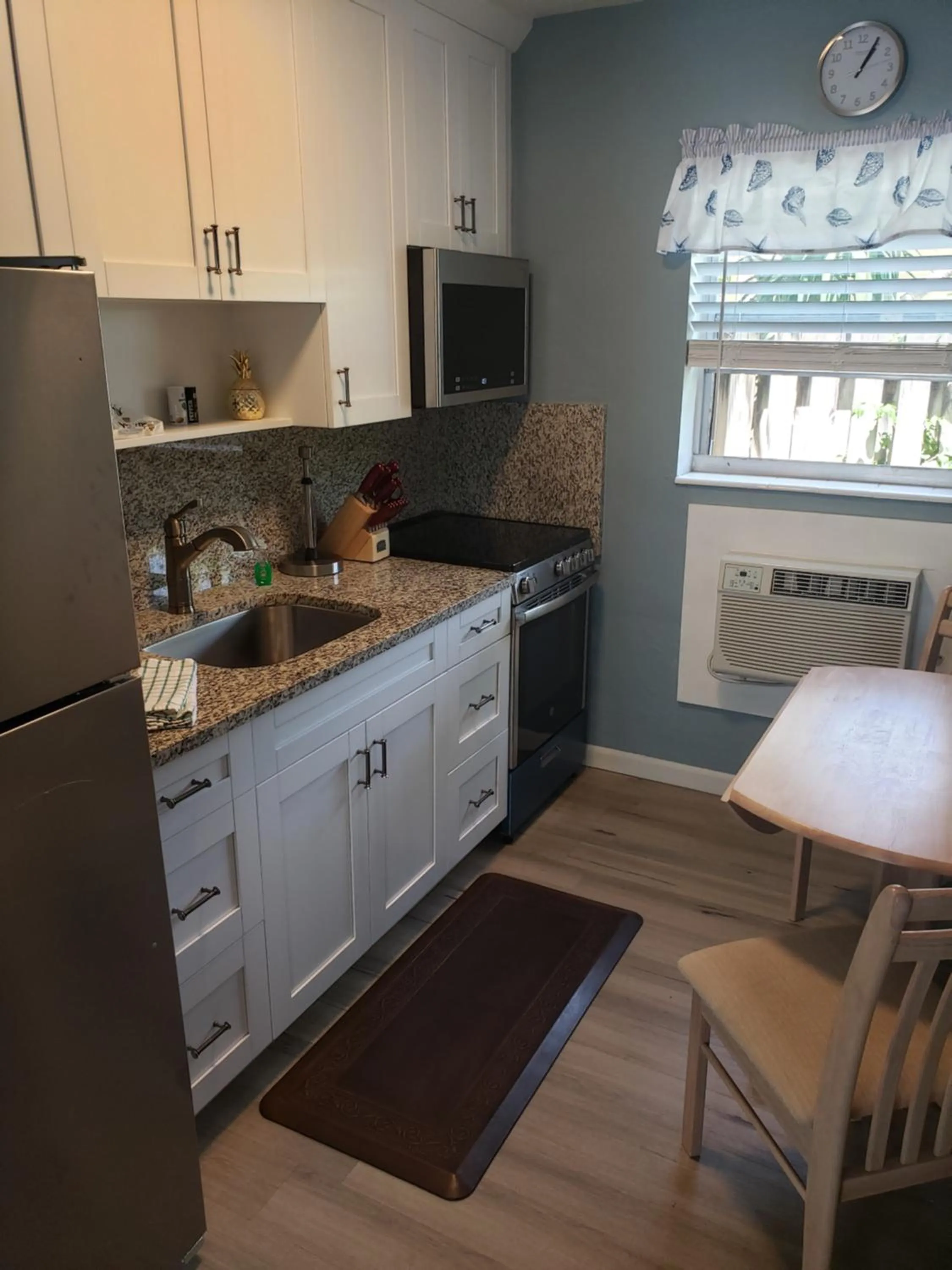 Kitchen or kitchenette in Ashley Brooke Beach Resort