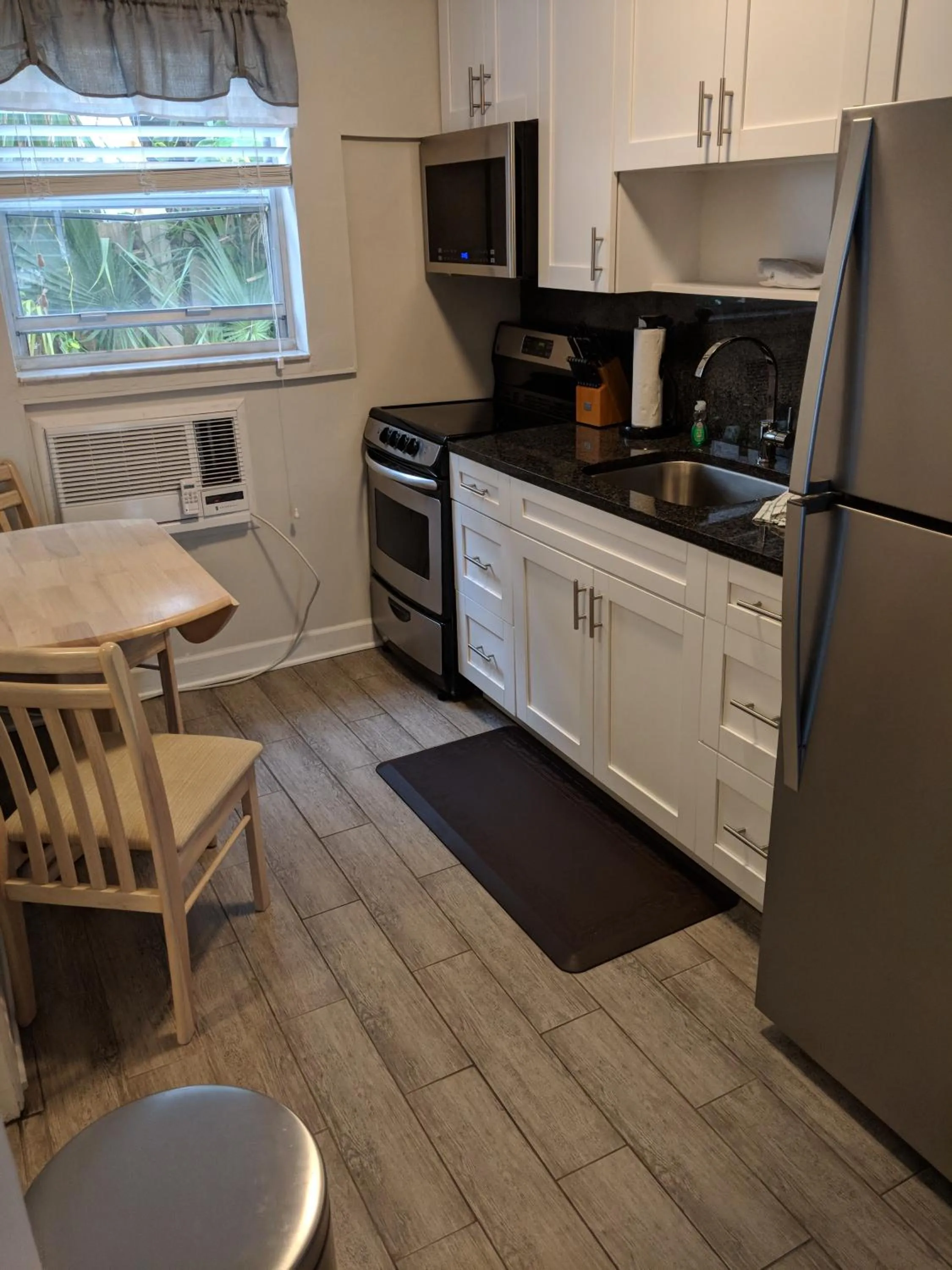 Kitchen or kitchenette in Ashley Brooke Beach Resort