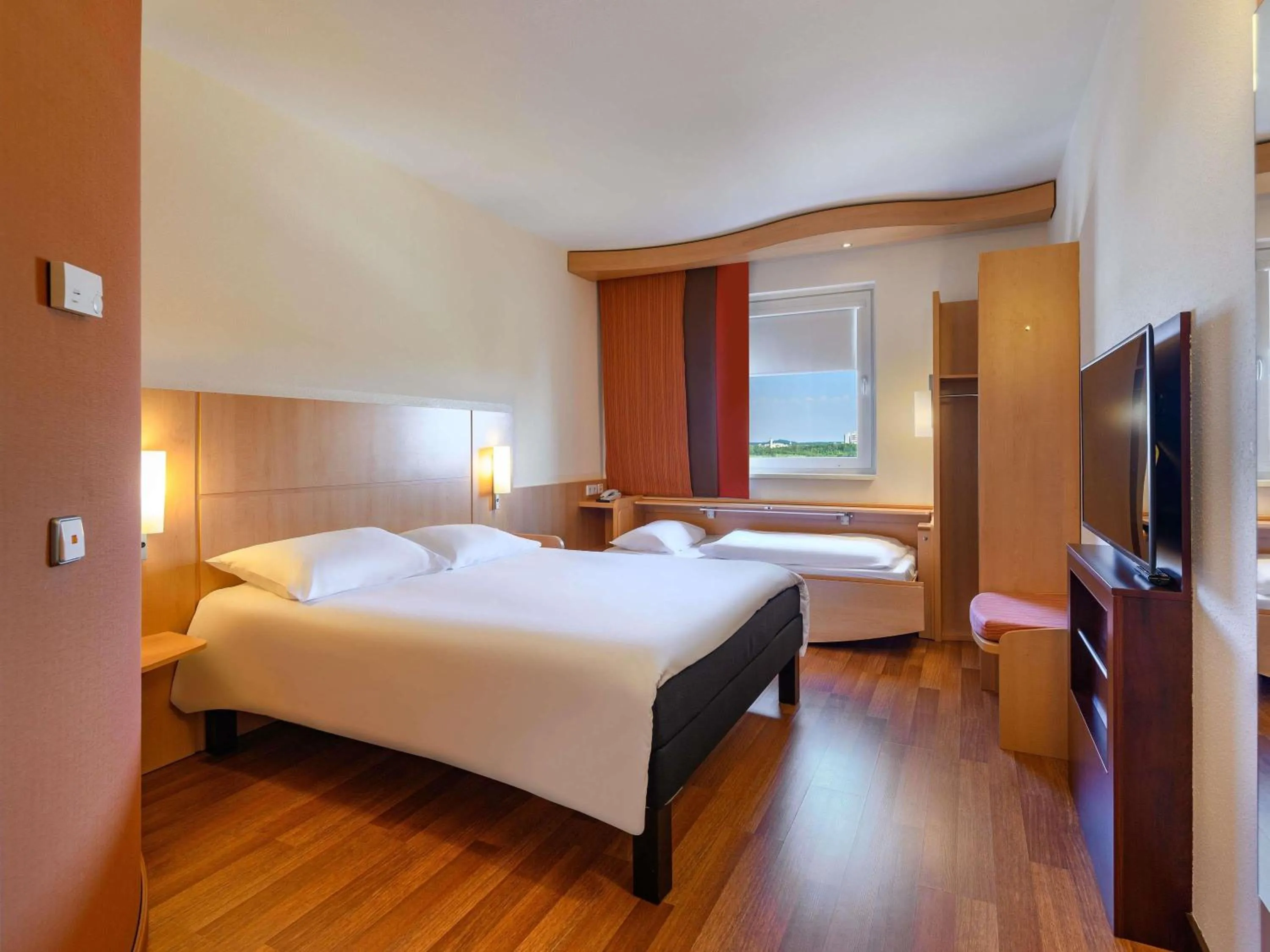 Bedroom, Bed in ibis Stuttgart Airport Messe