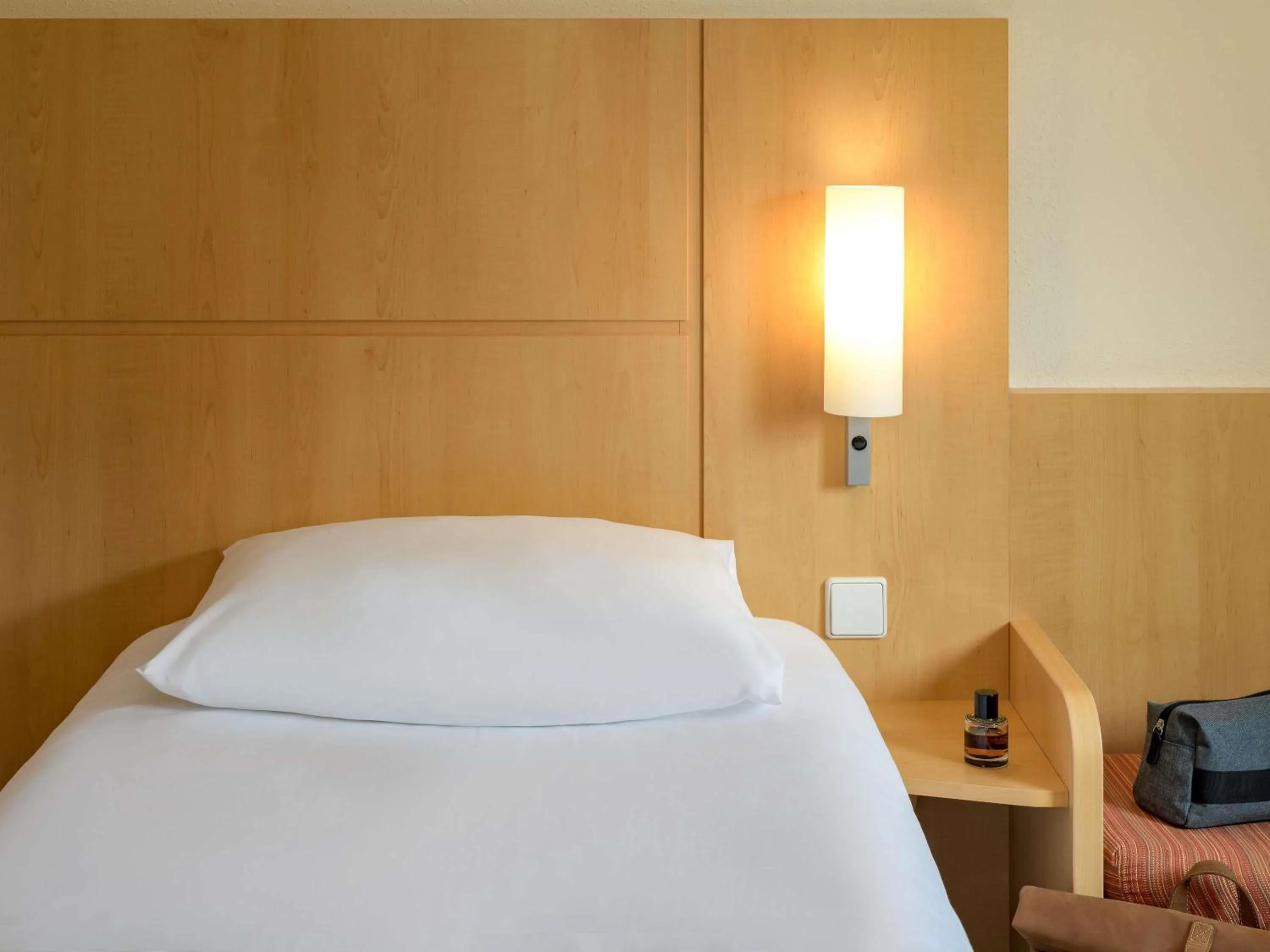 Bedroom, Bed in ibis Stuttgart Airport Messe