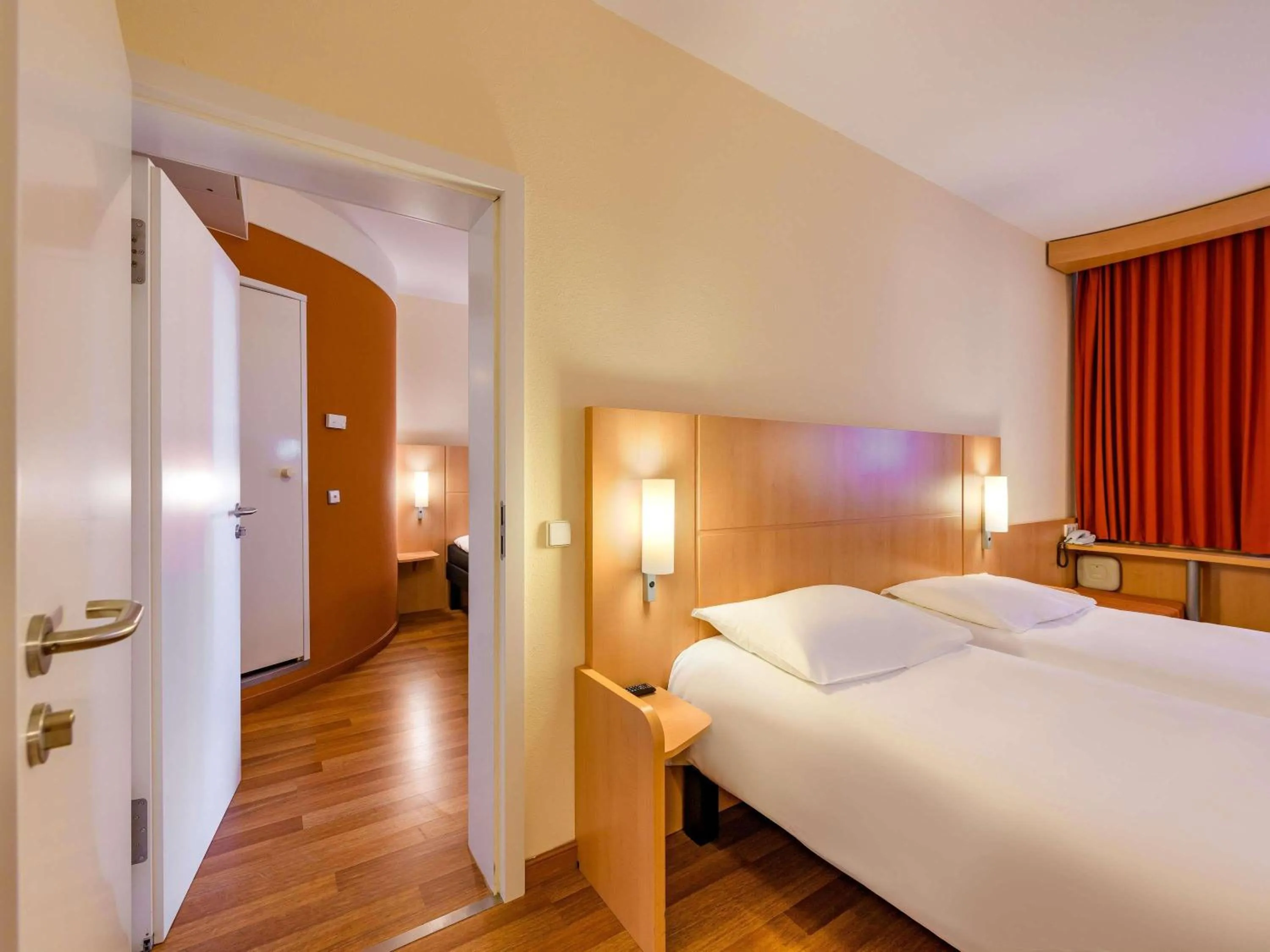 Bedroom, Bed in ibis Stuttgart Airport Messe