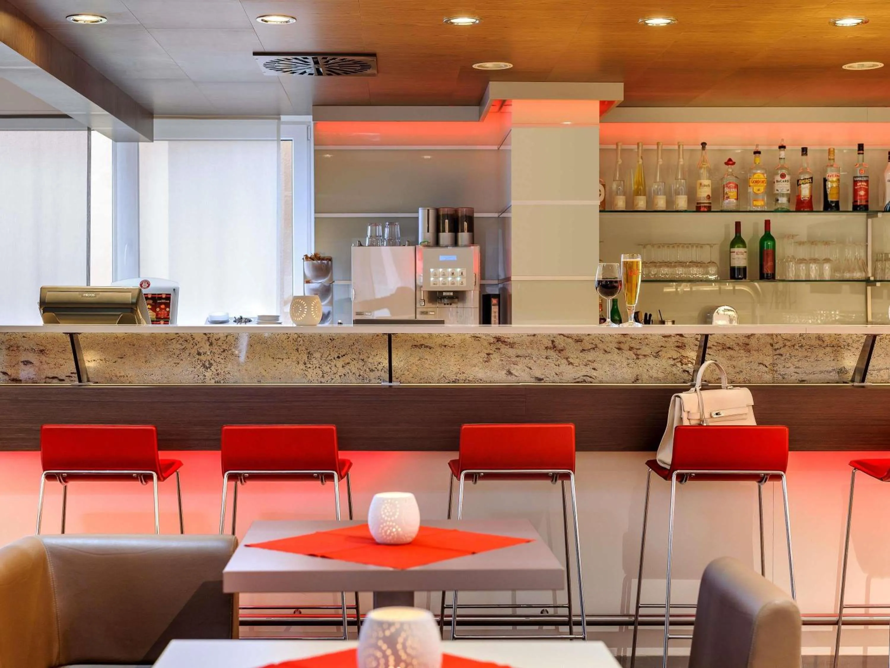 Lounge or bar in ibis Stuttgart Airport Messe