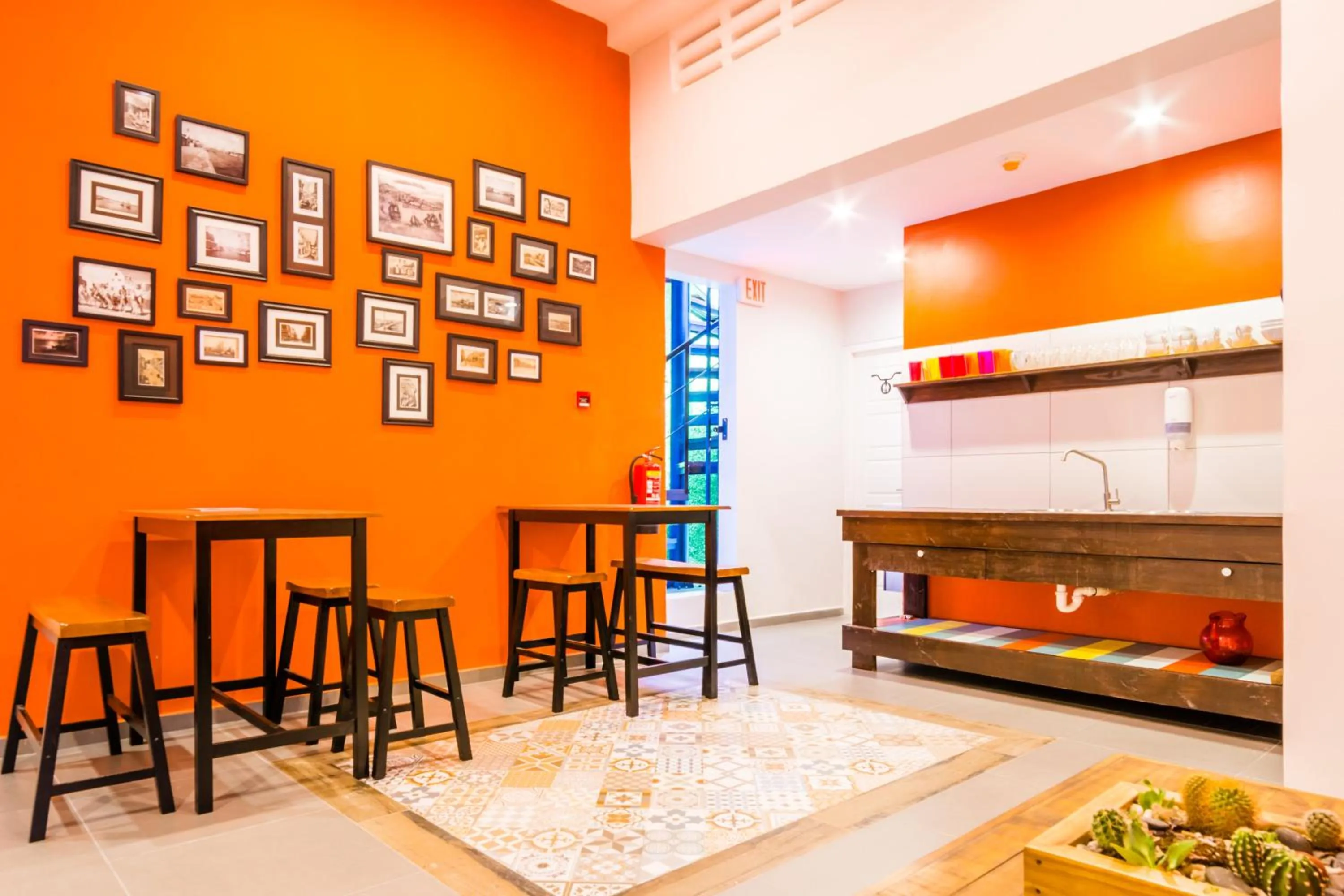 Communal kitchen in Bed & Bike Curacao - Pietermaai