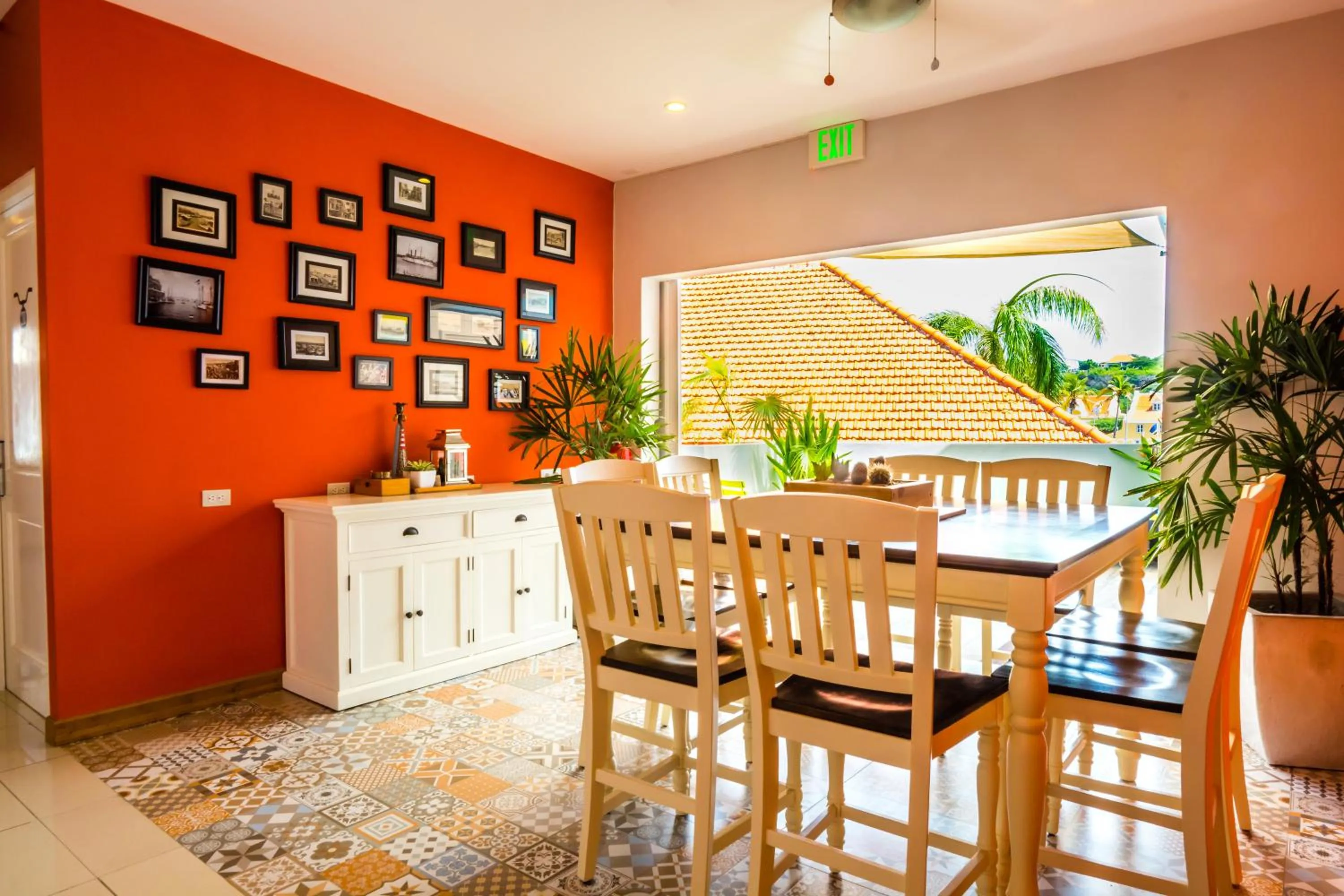 Communal lounge/ TV room in Bed & Bike Curacao - Pietermaai