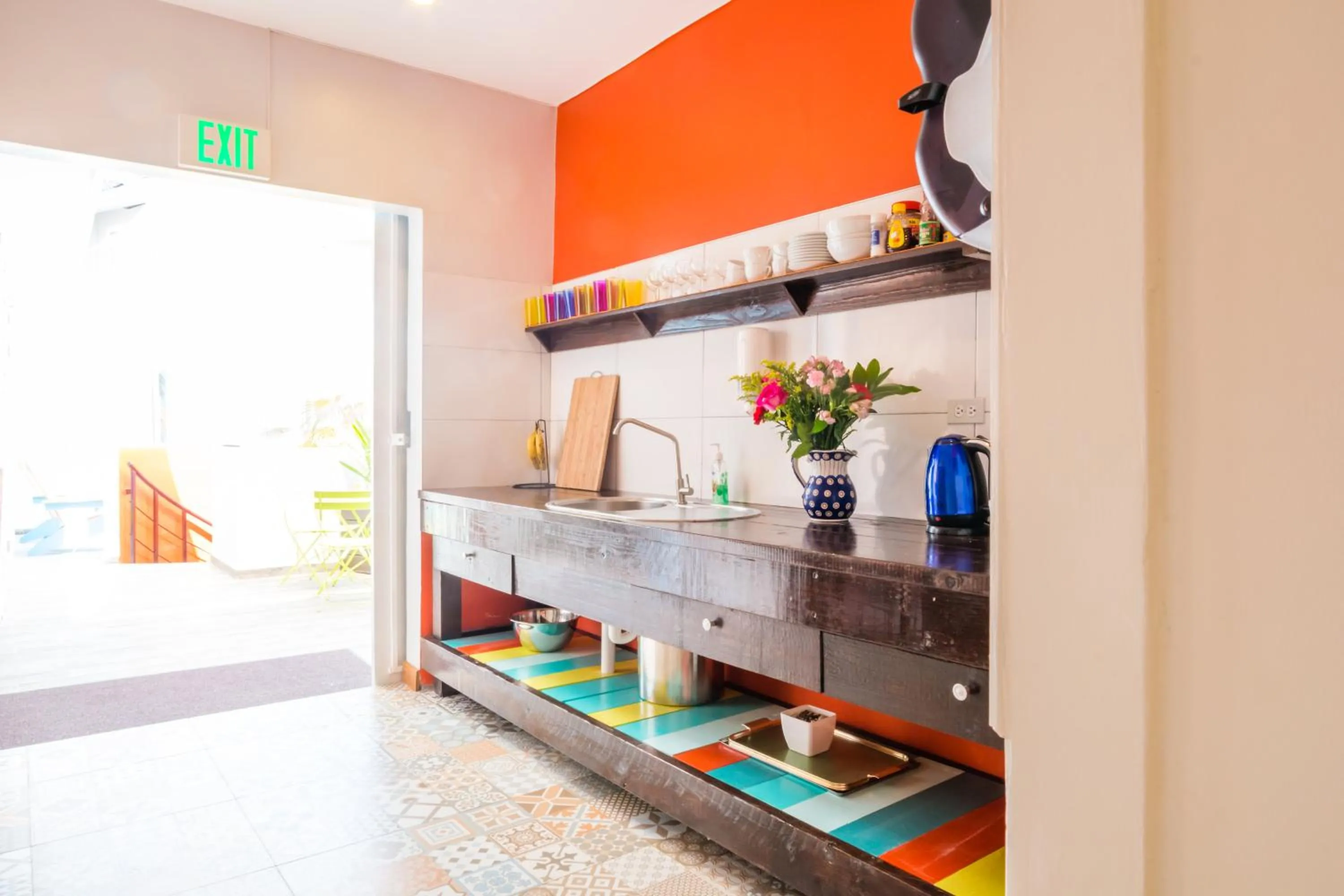 Communal kitchen in Bed & Bike Curacao - Pietermaai