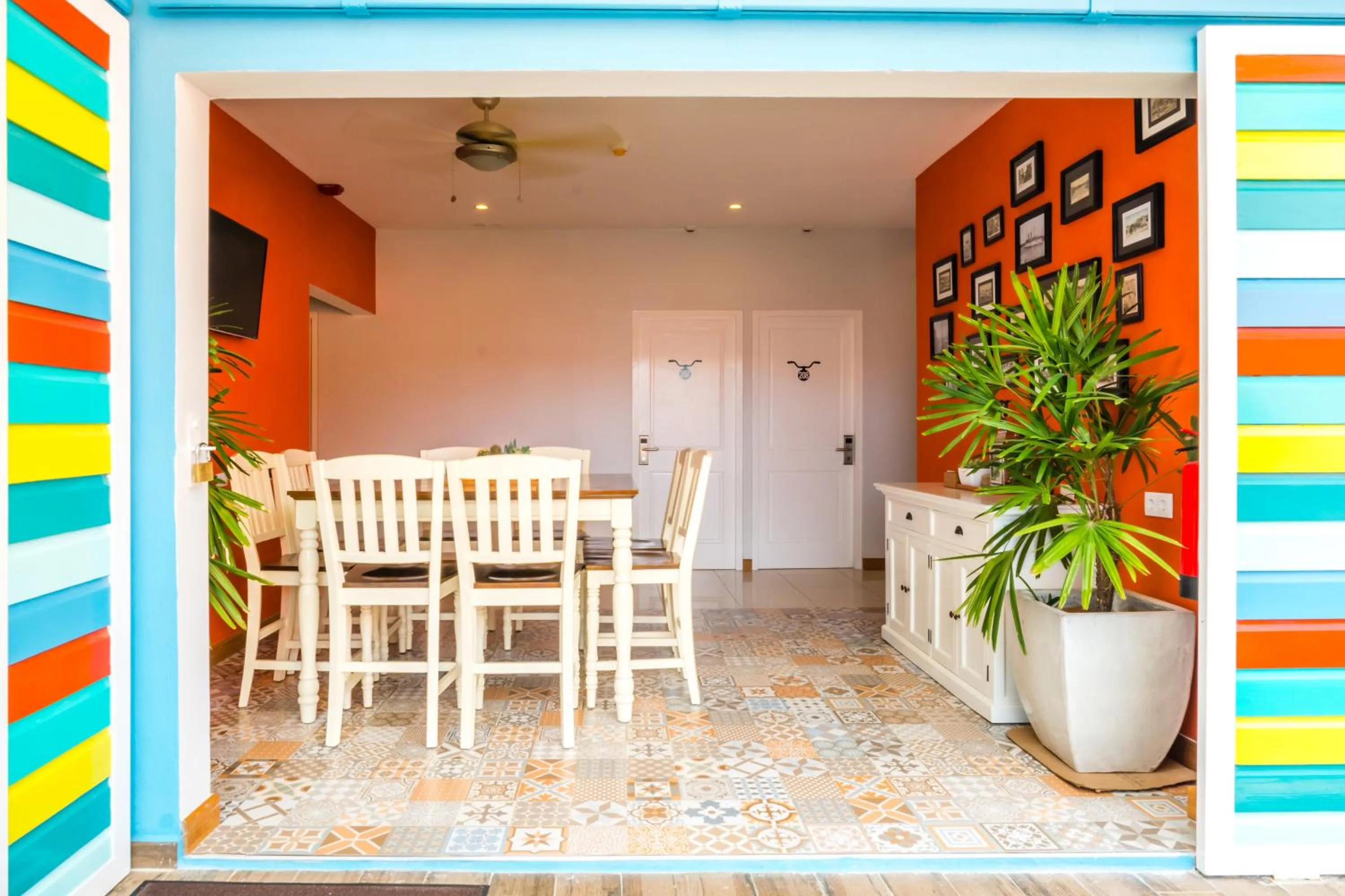 Communal lounge/ TV room in Bed & Bike Curacao - Pietermaai