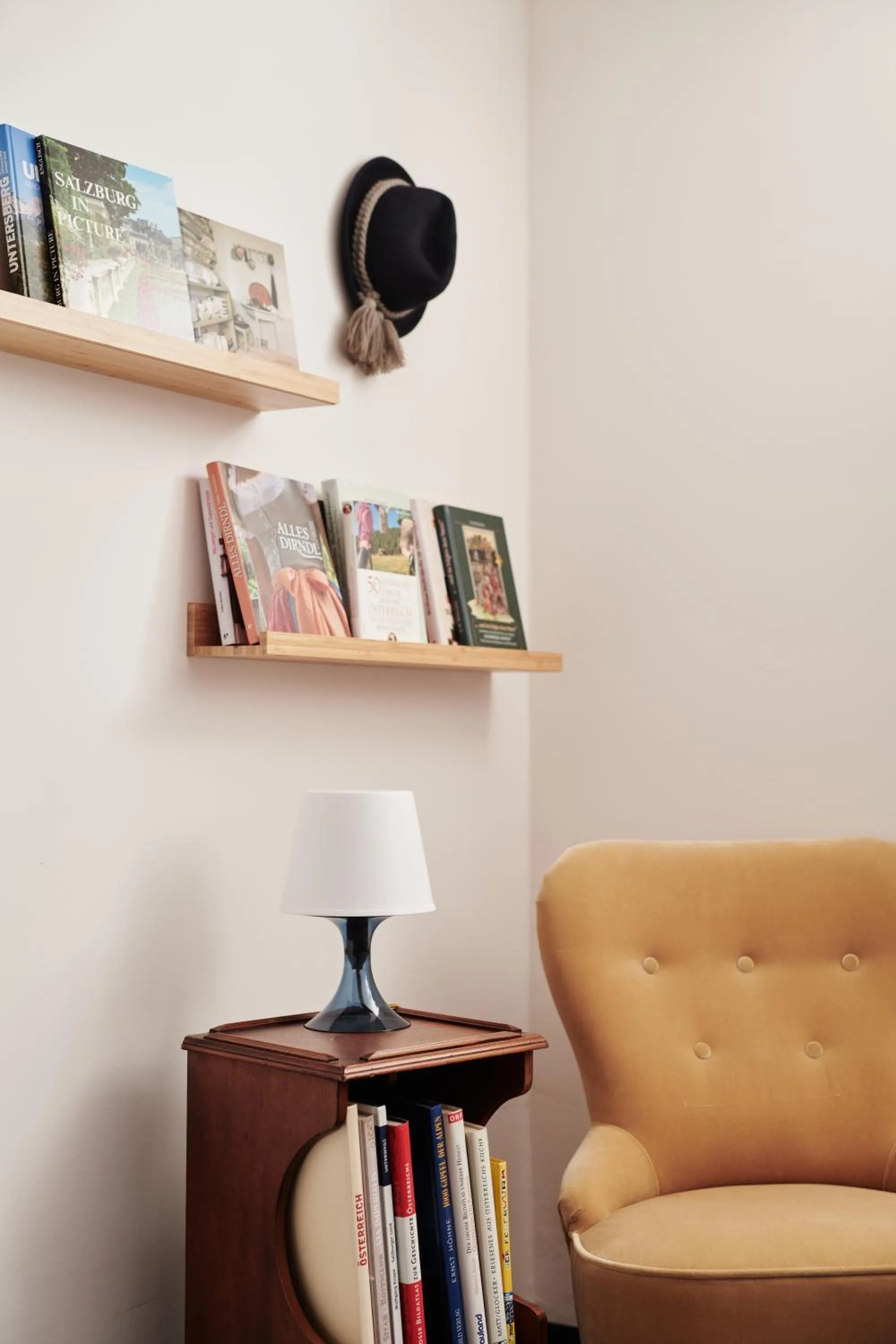 Library in HOMEBOUND APARTMENTS Salzburg City I - contactless check-in