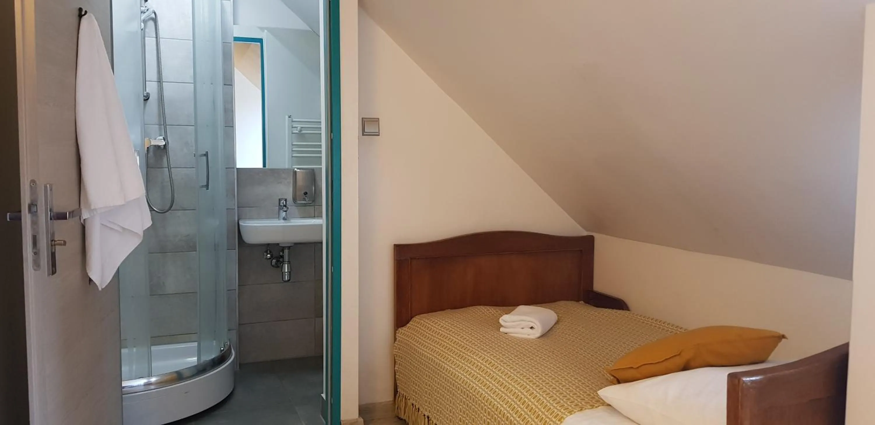 Shower, Bed in Oki Doki OLD TOWN