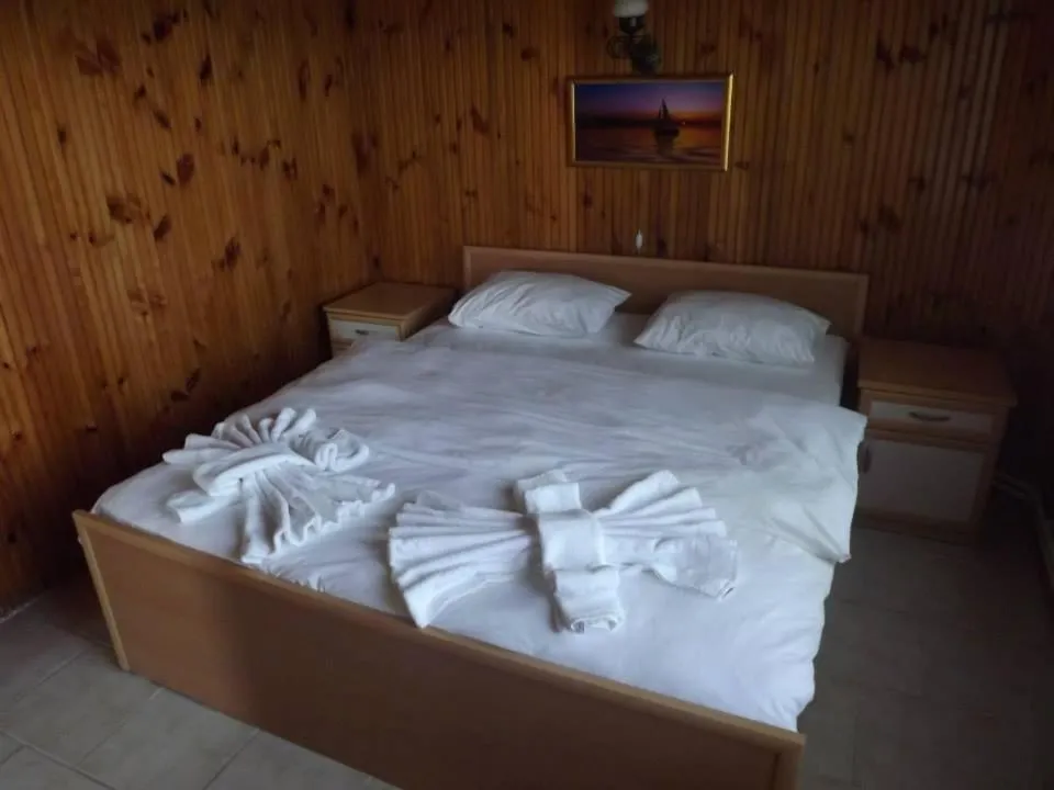Bed in Hamsilos Apart Hotel