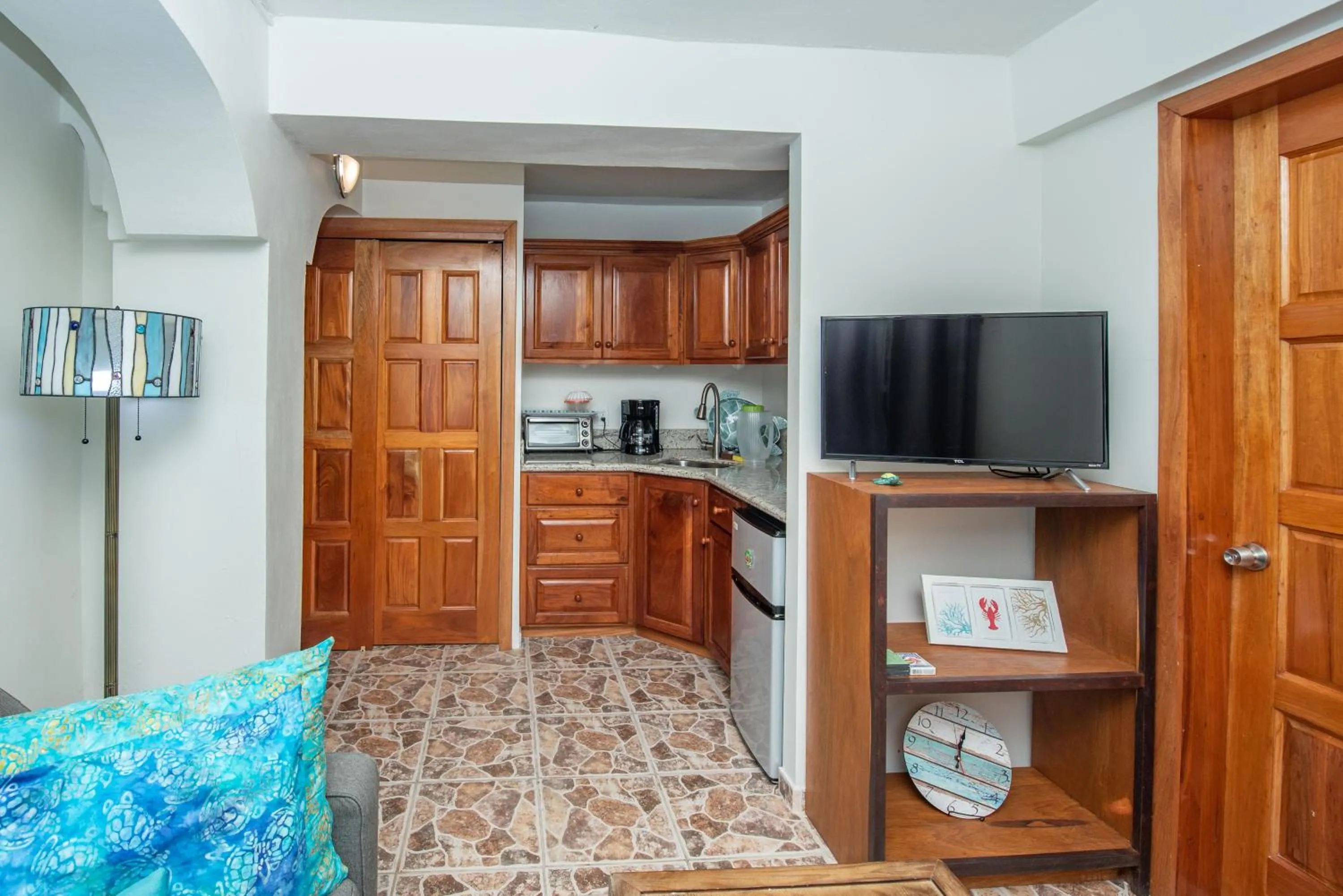 TV and multimedia in Bella Vista Resort Belize