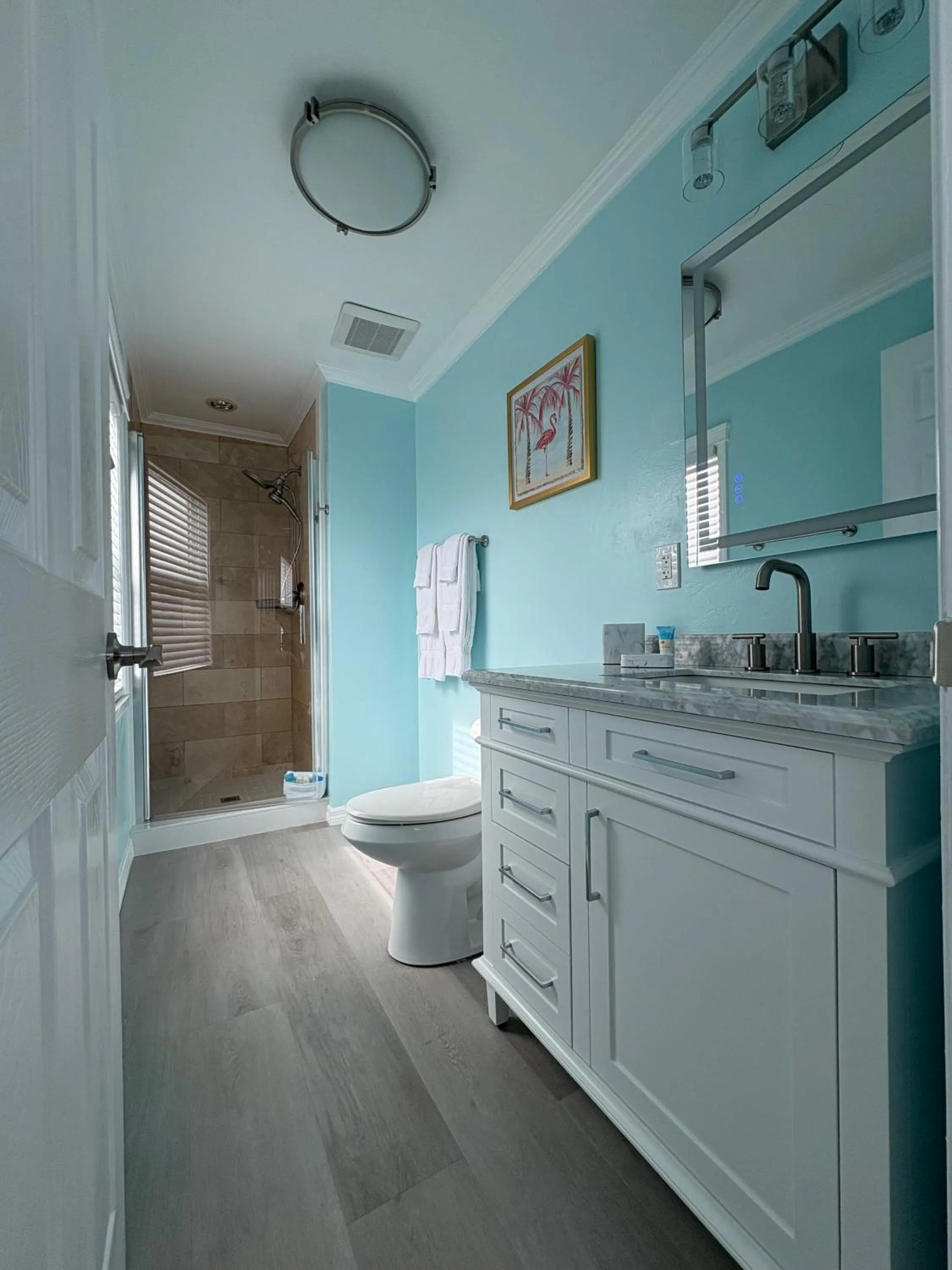 Bathroom in Flamingo Inn