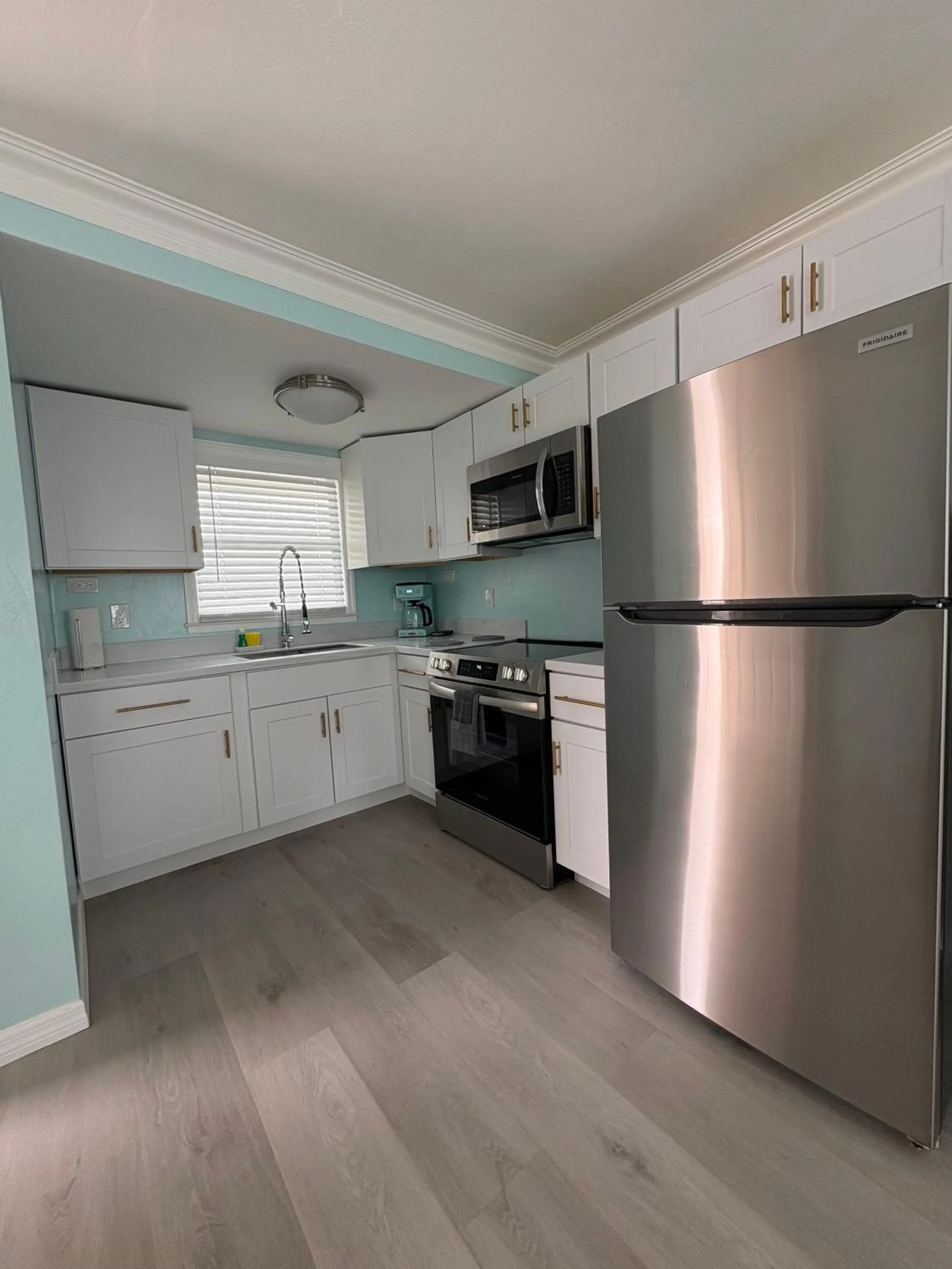 Kitchen or kitchenette in Flamingo Inn