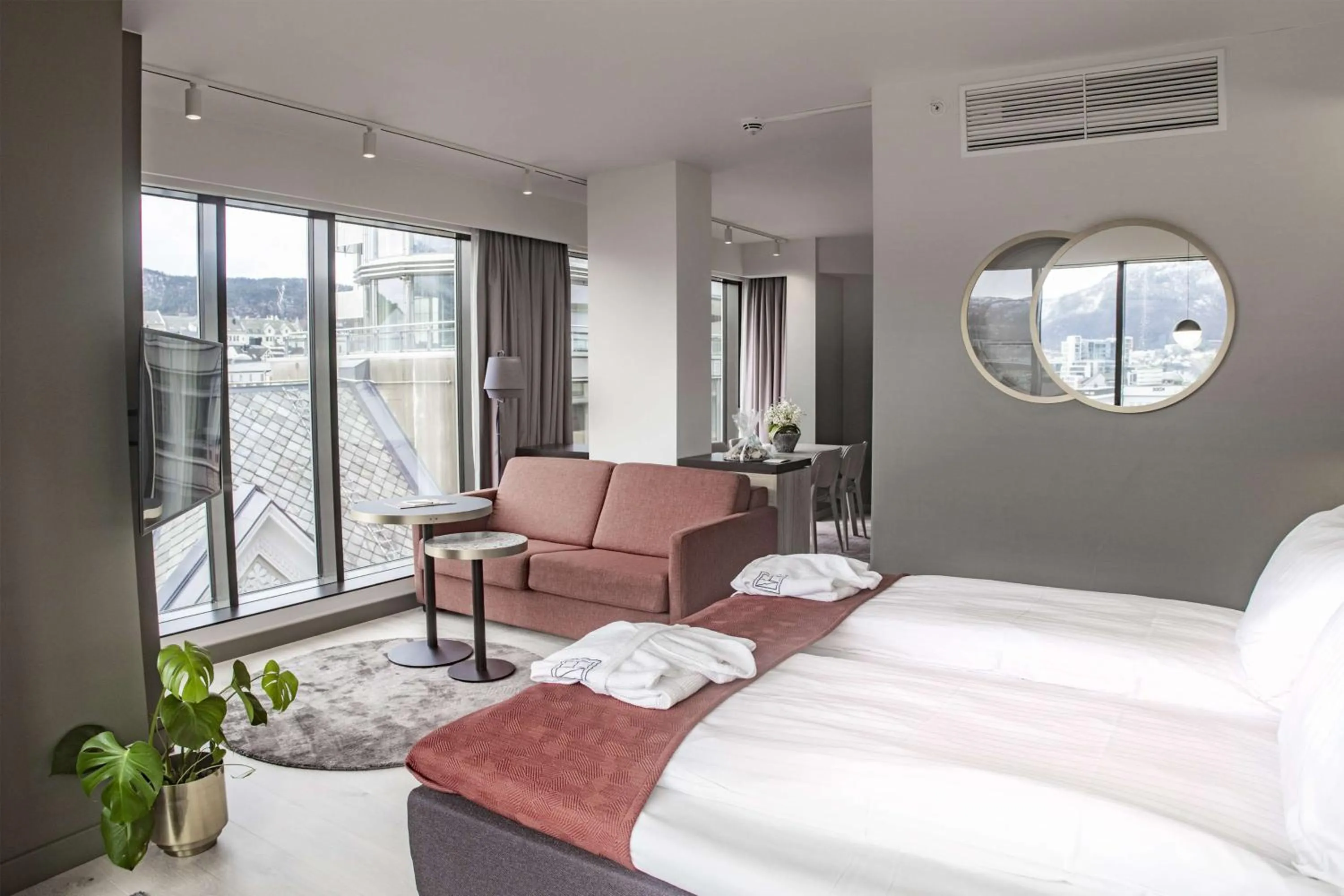Living room, Bed in Hotel Norge by Scandic