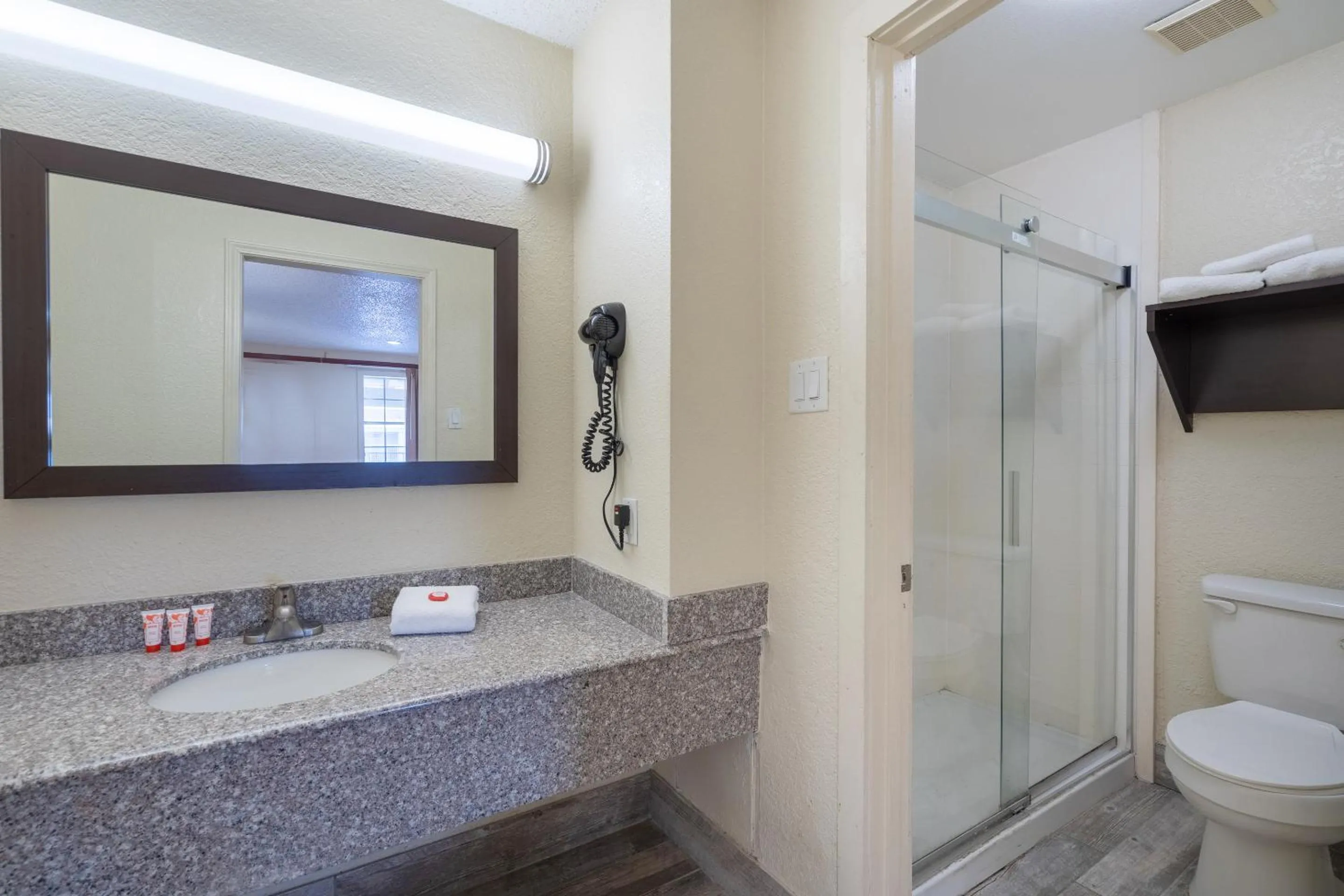 Bathroom in OYO Hotel Tulsa N Sheridan Rd & Airport