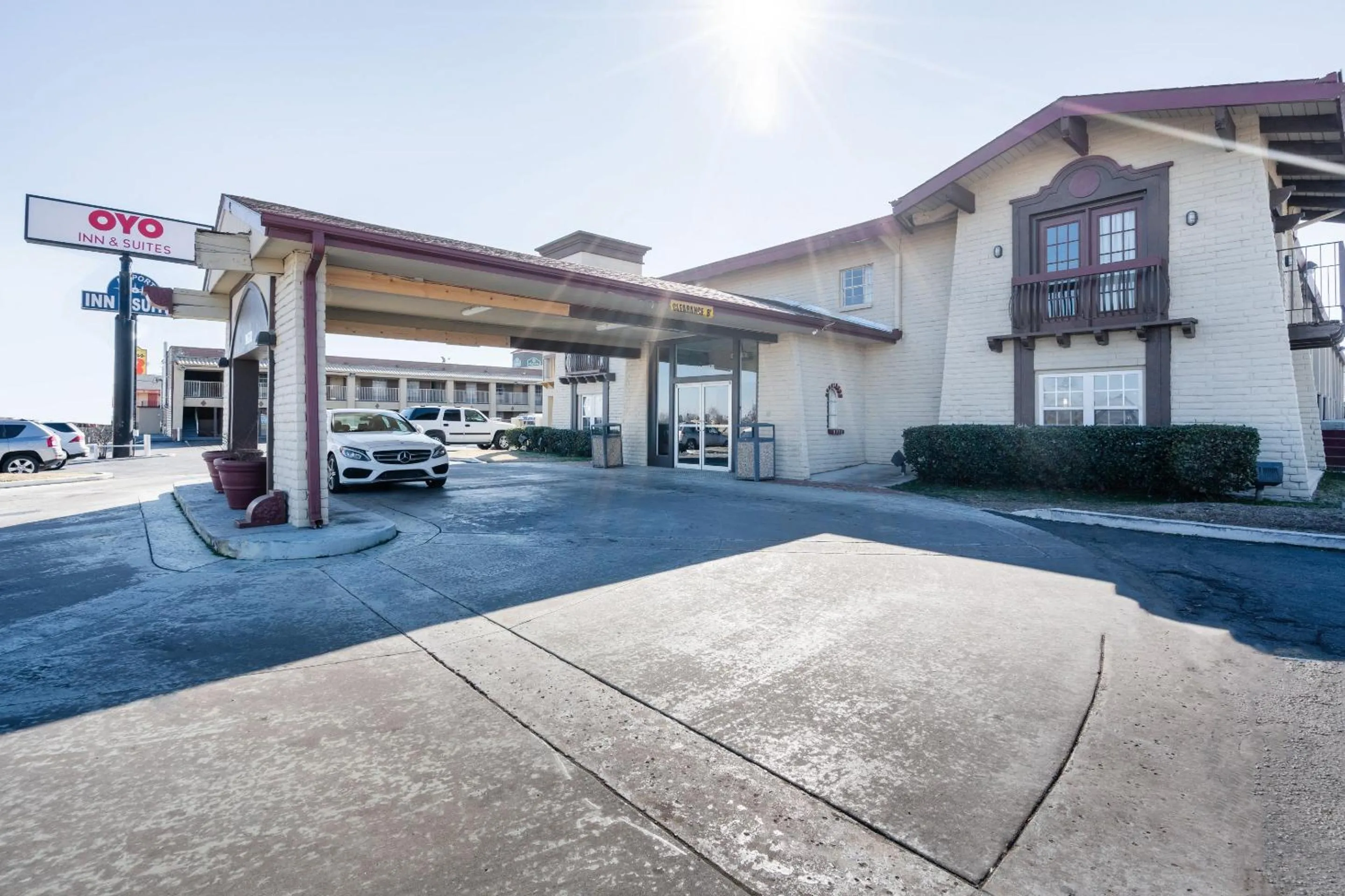 Facade/entrance in OYO Hotel Tulsa N Sheridan Rd & Airport