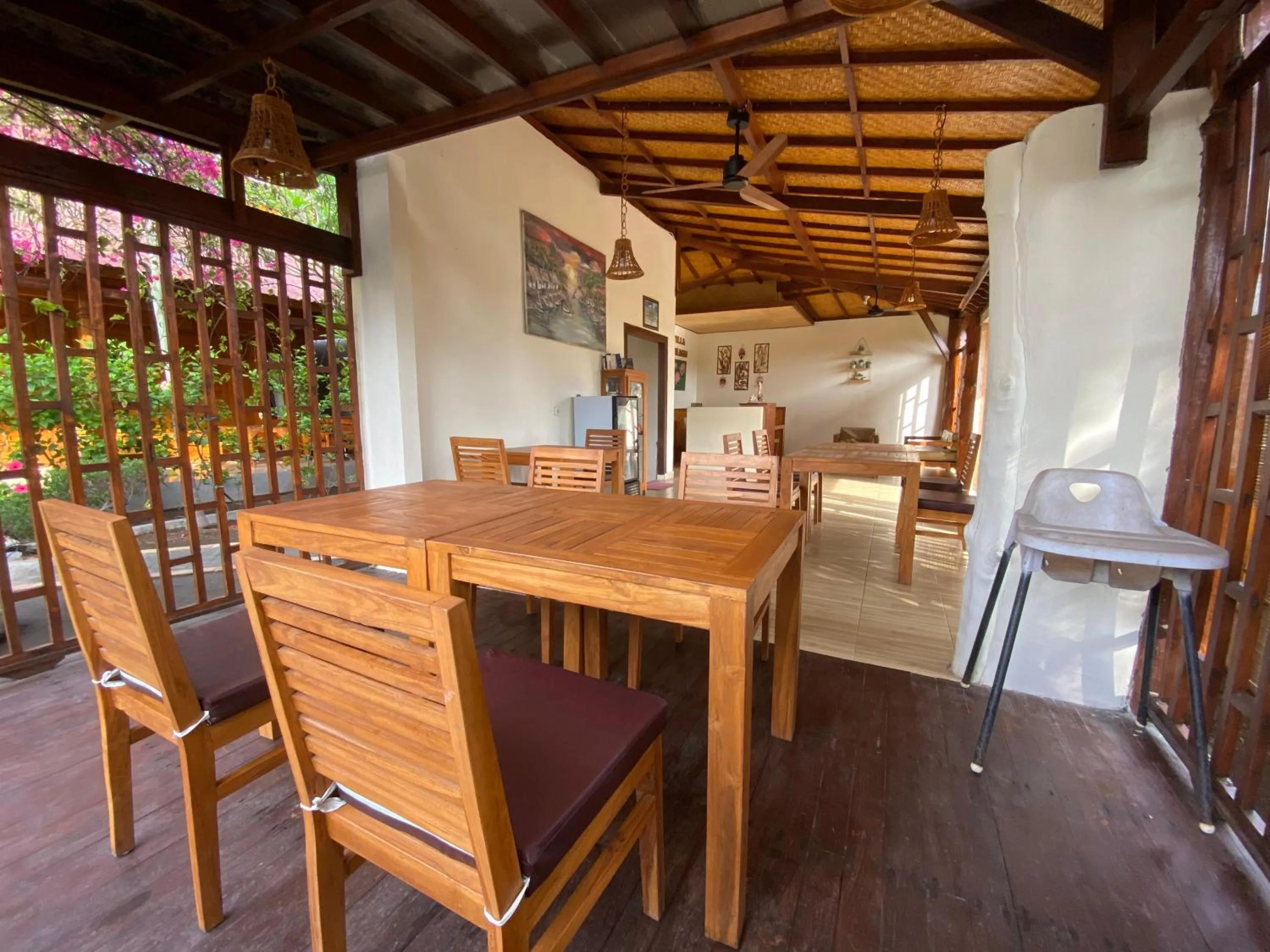 Restaurant/places to eat in Villa Kinagu