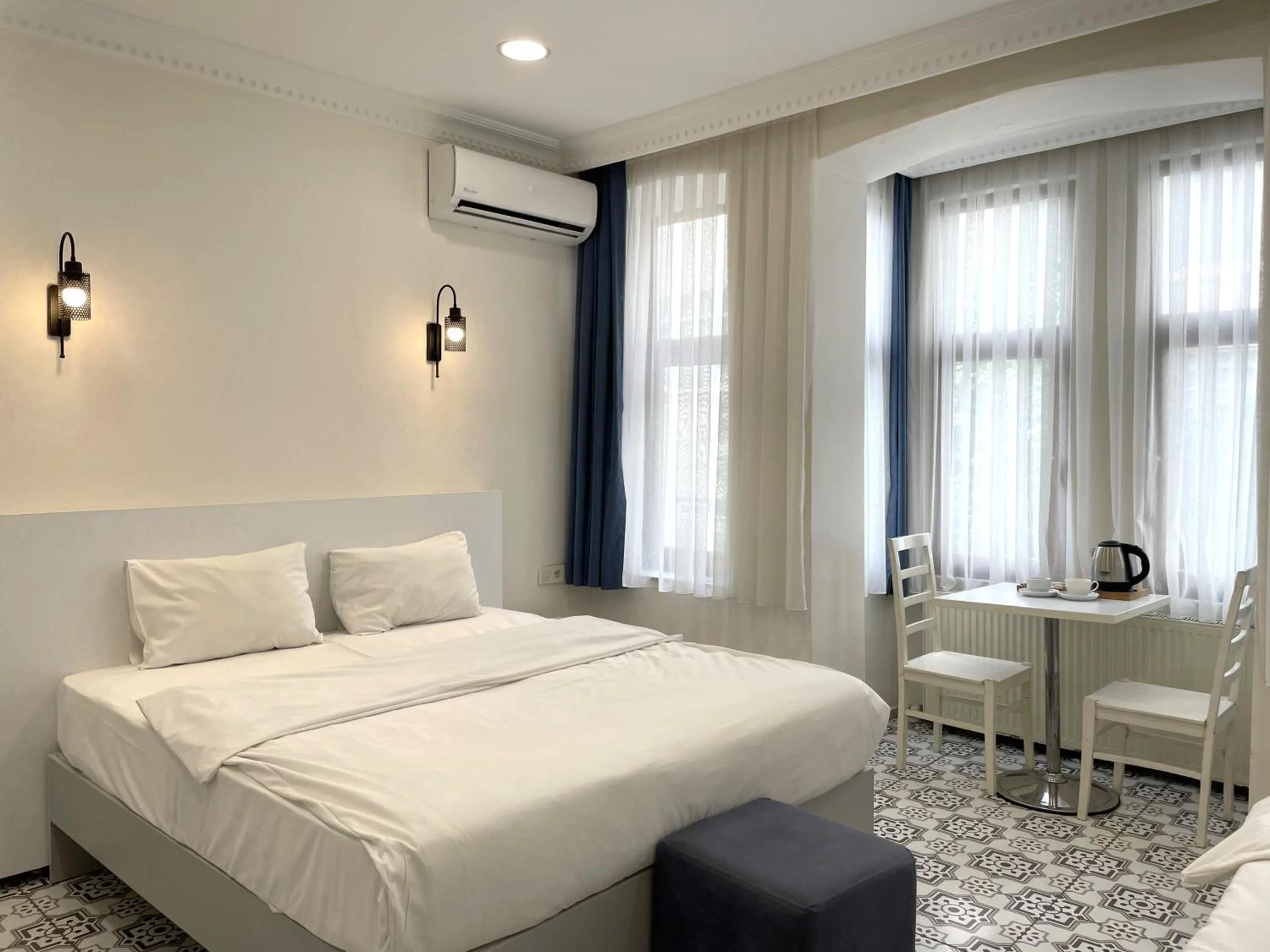 Photo of the whole room, Bed in Royal Pera Taksim