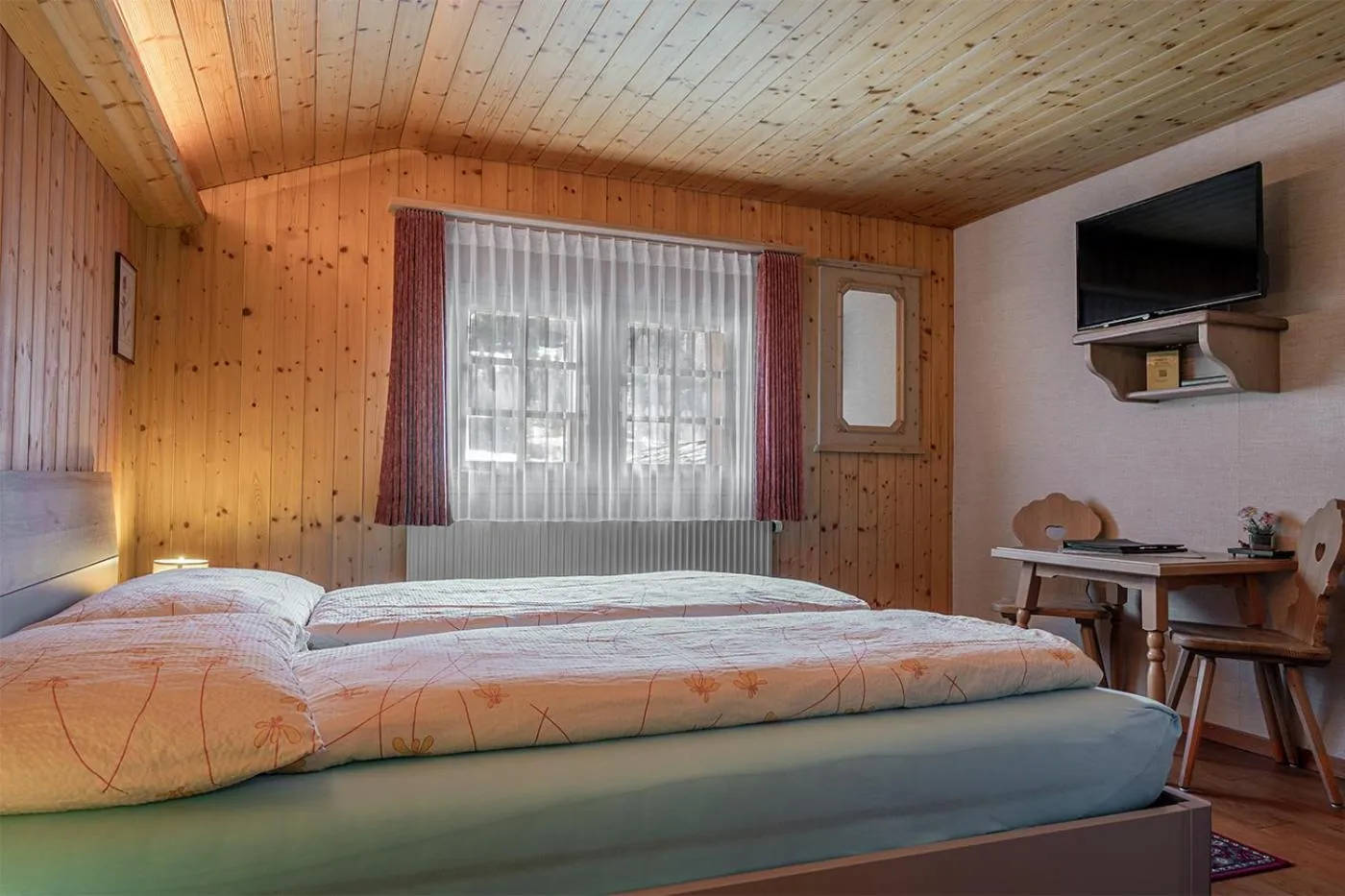 Photo of the whole room, Bed in Hotel-Restaurant Drei Tannen