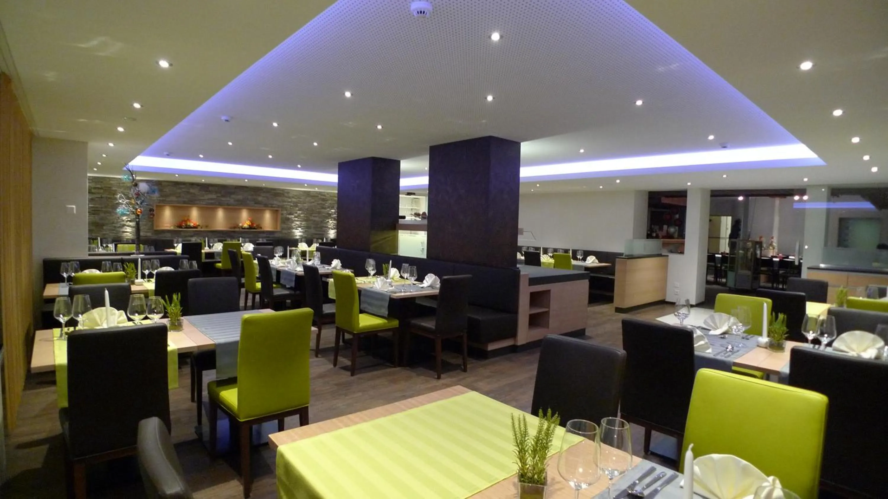 Restaurant/places to eat in Hotel Astoria