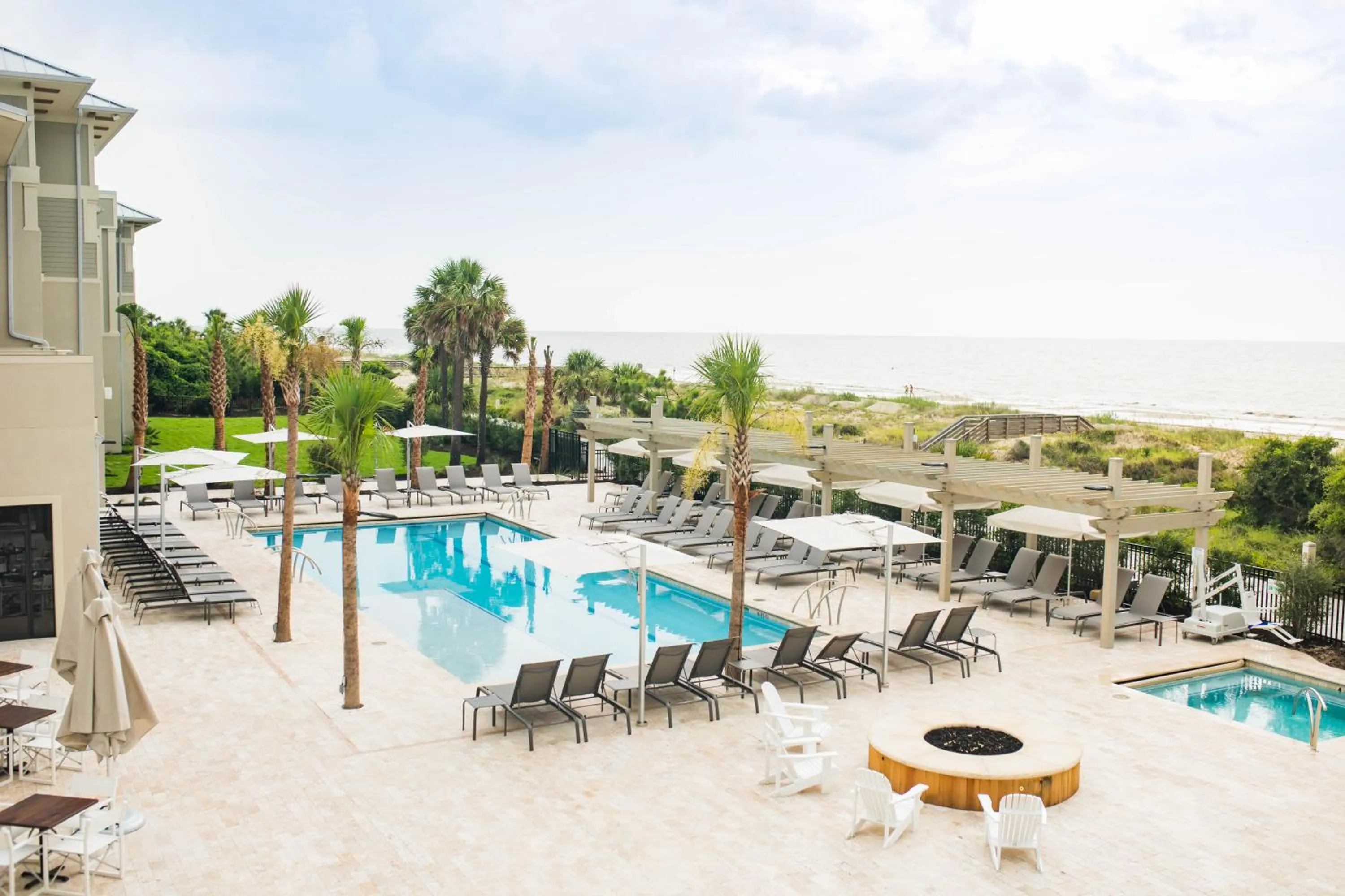 Swimming pool in Jekyll Ocean Club Resort