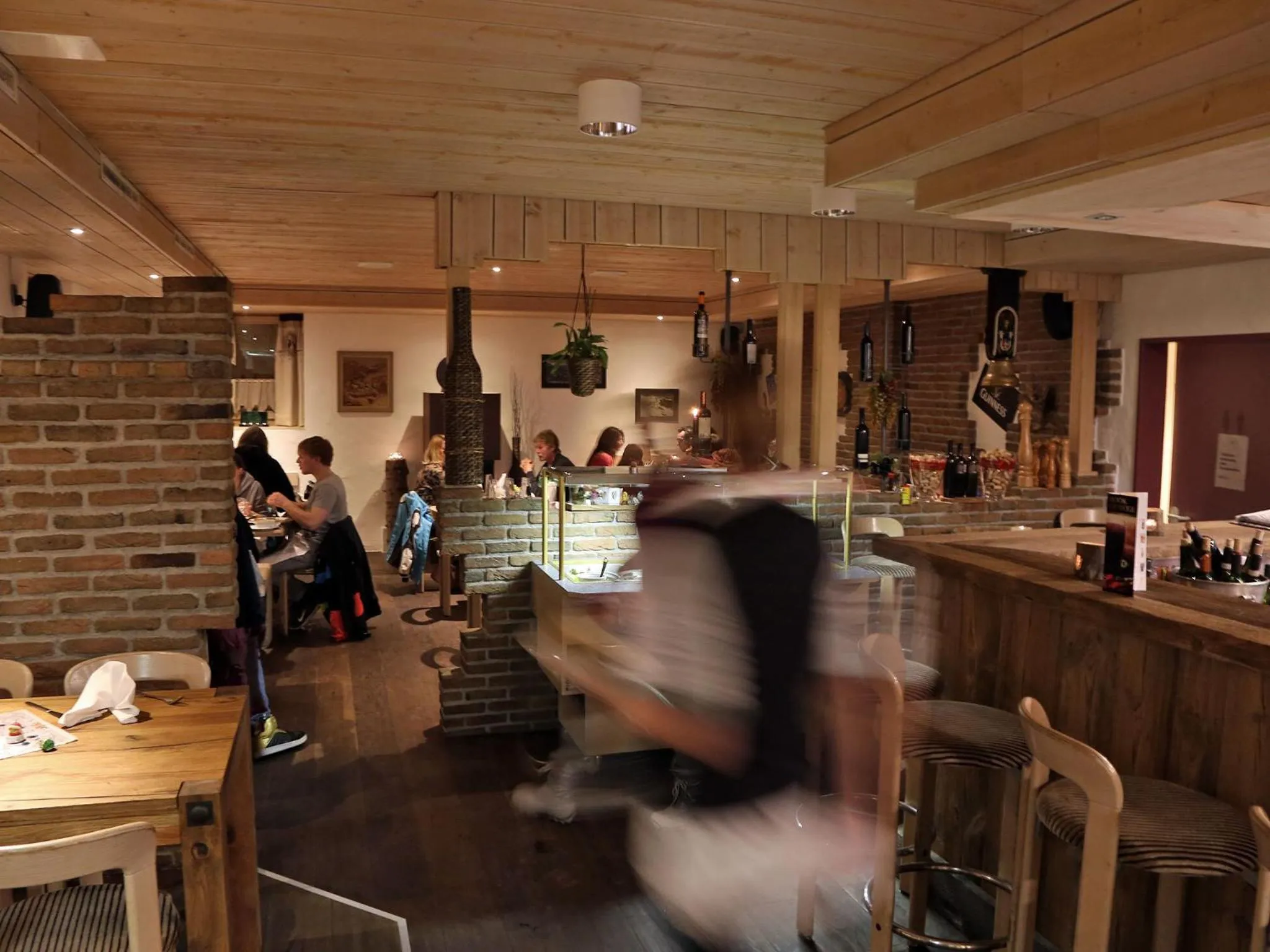 Restaurant/places to eat in Hotel Le Postillion