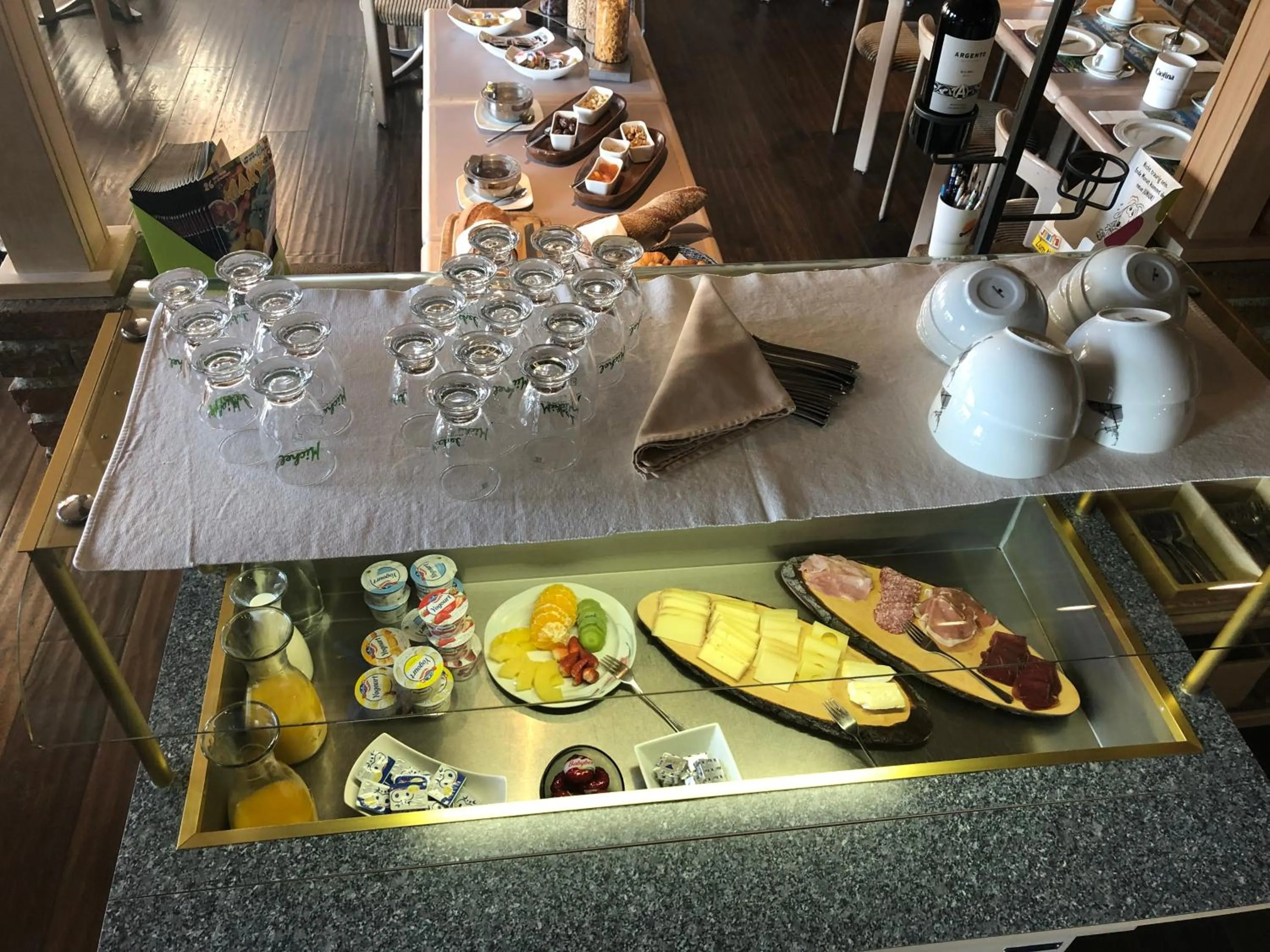 Buffet breakfast in Hotel Le Postillion