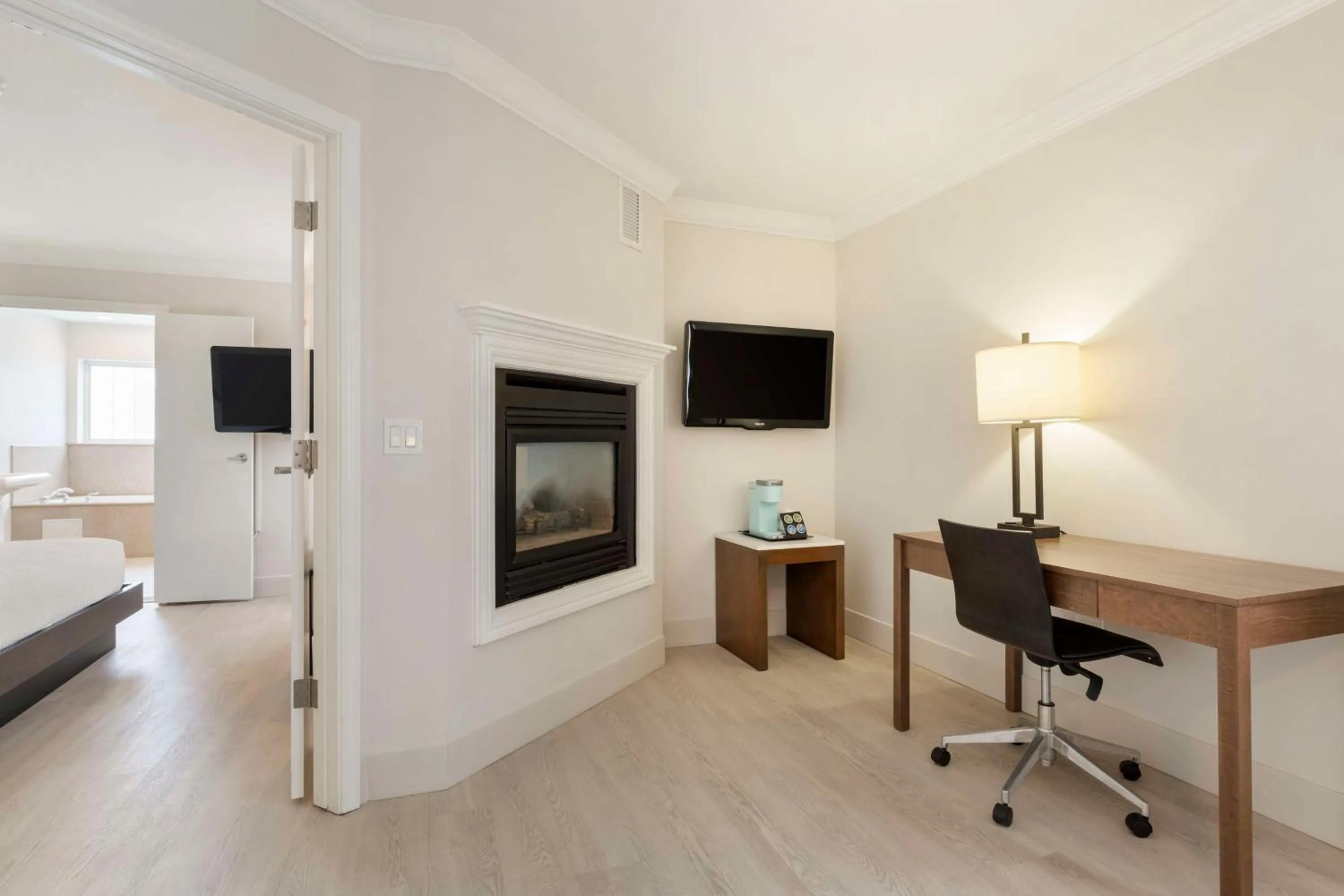 Bedroom, Bed in Best Western Plus All Suites Inn