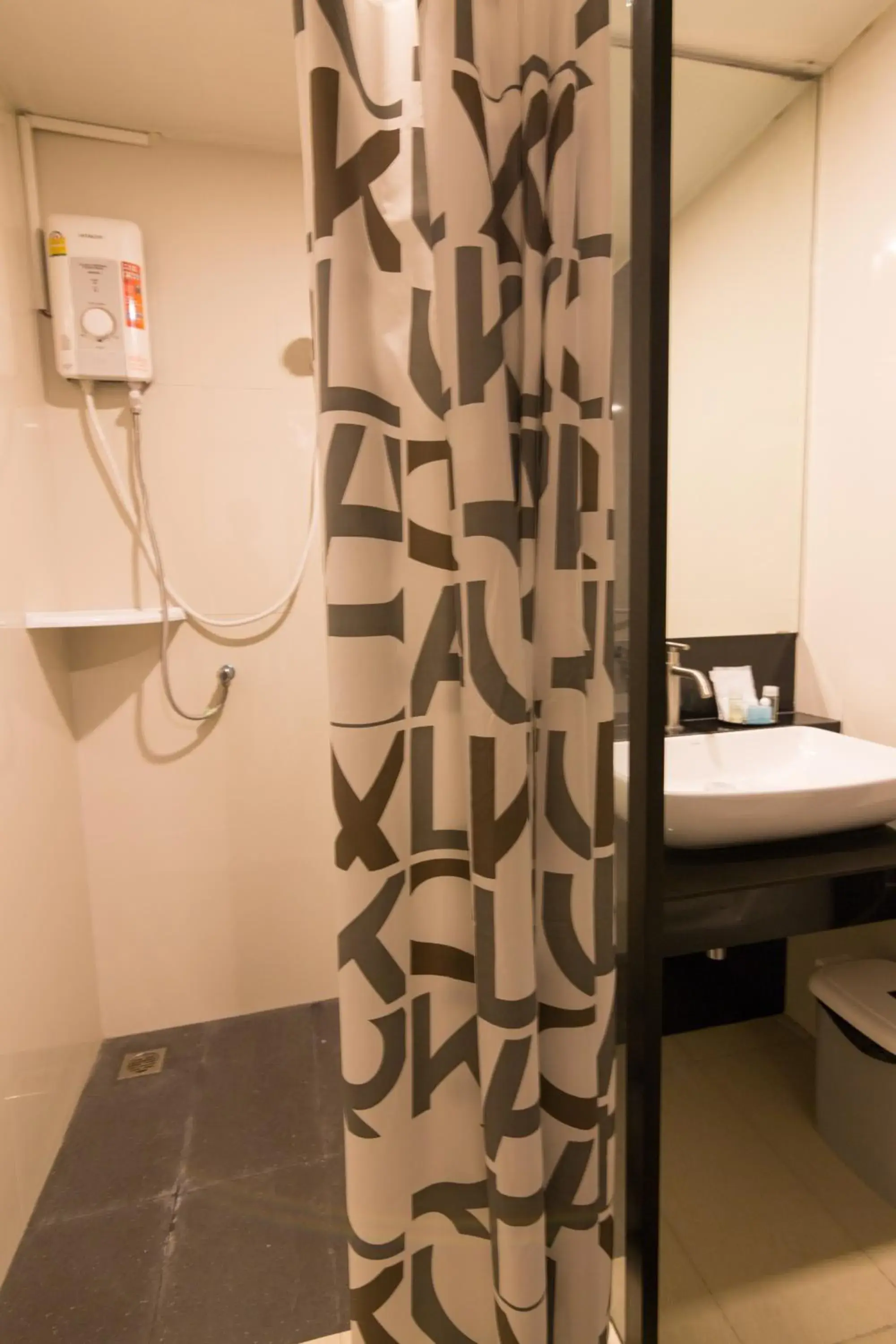 Modern Double Room in 2 Feel Bed Station Modern Double Room in 2 Feel Bed Station