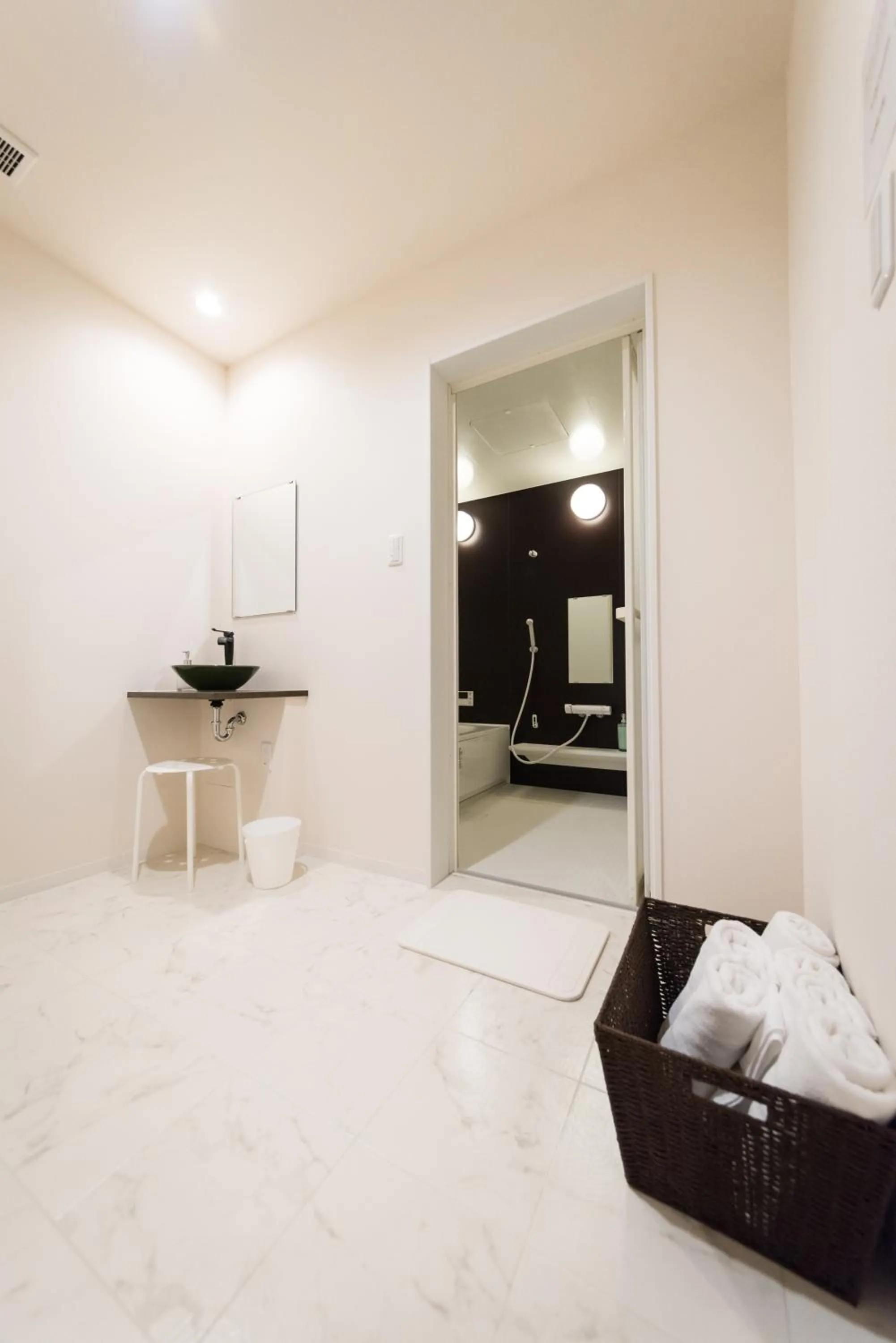 Bathroom, Bed in KIZUNA HOTEL Gojo Kiyomizu-dera Kamogawa