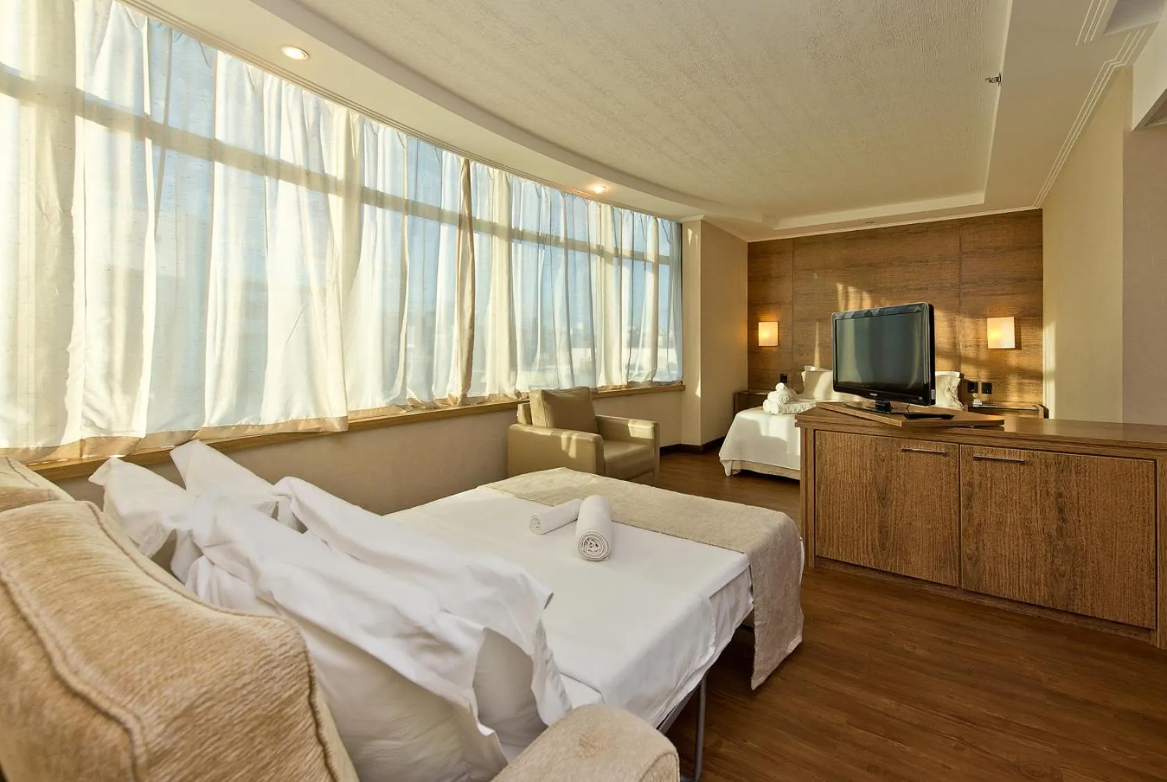 Photo of the whole room, Bed in Majestic Palace Hotel