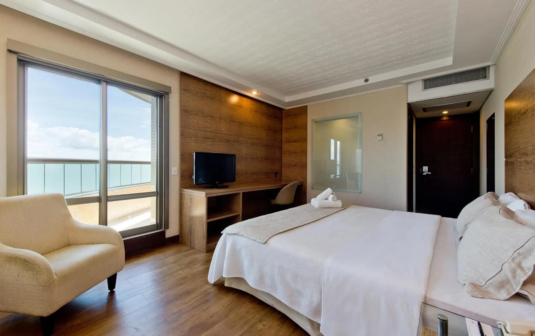 Photo of the whole room, Bed in Majestic Palace Hotel