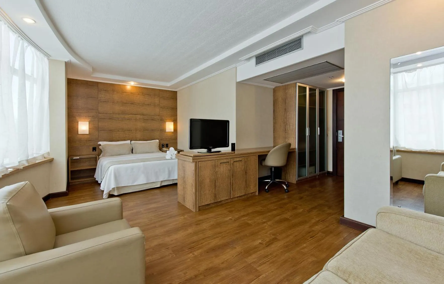 Photo of the whole room, Bed in Majestic Palace Hotel