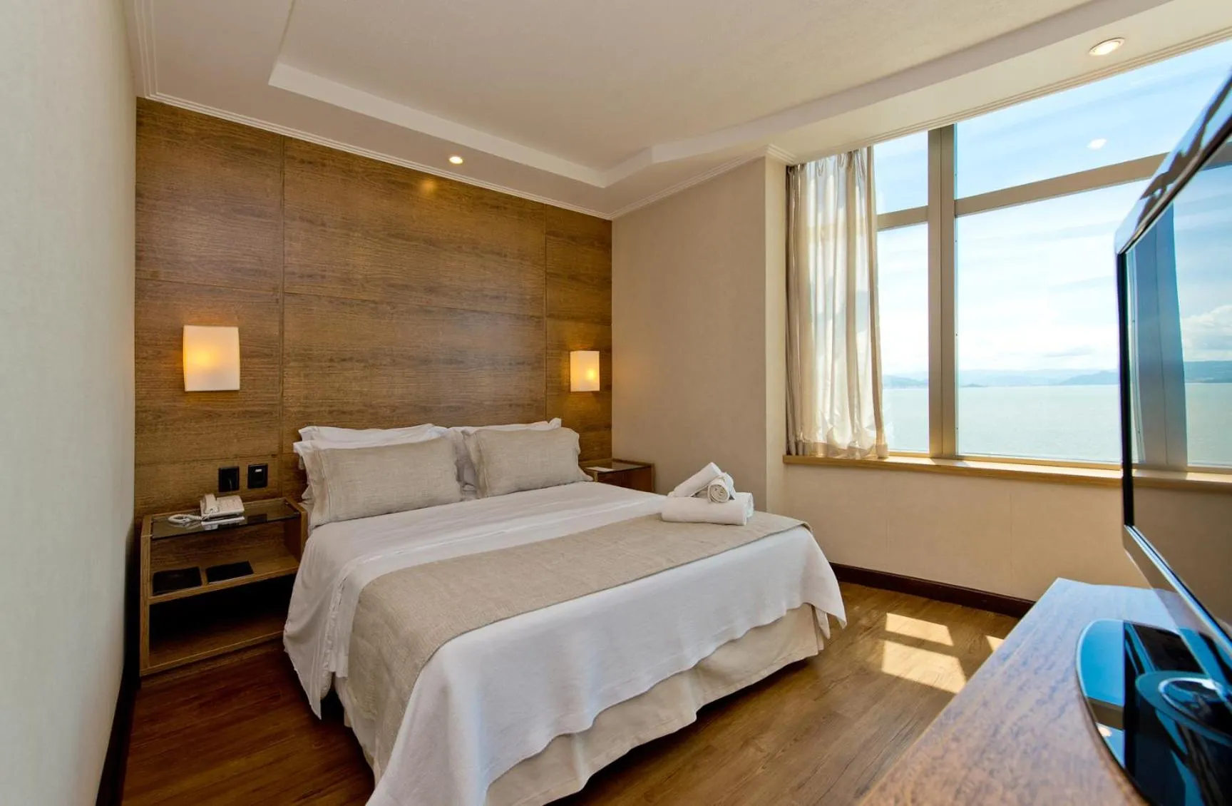 Bed in Majestic Palace Hotel