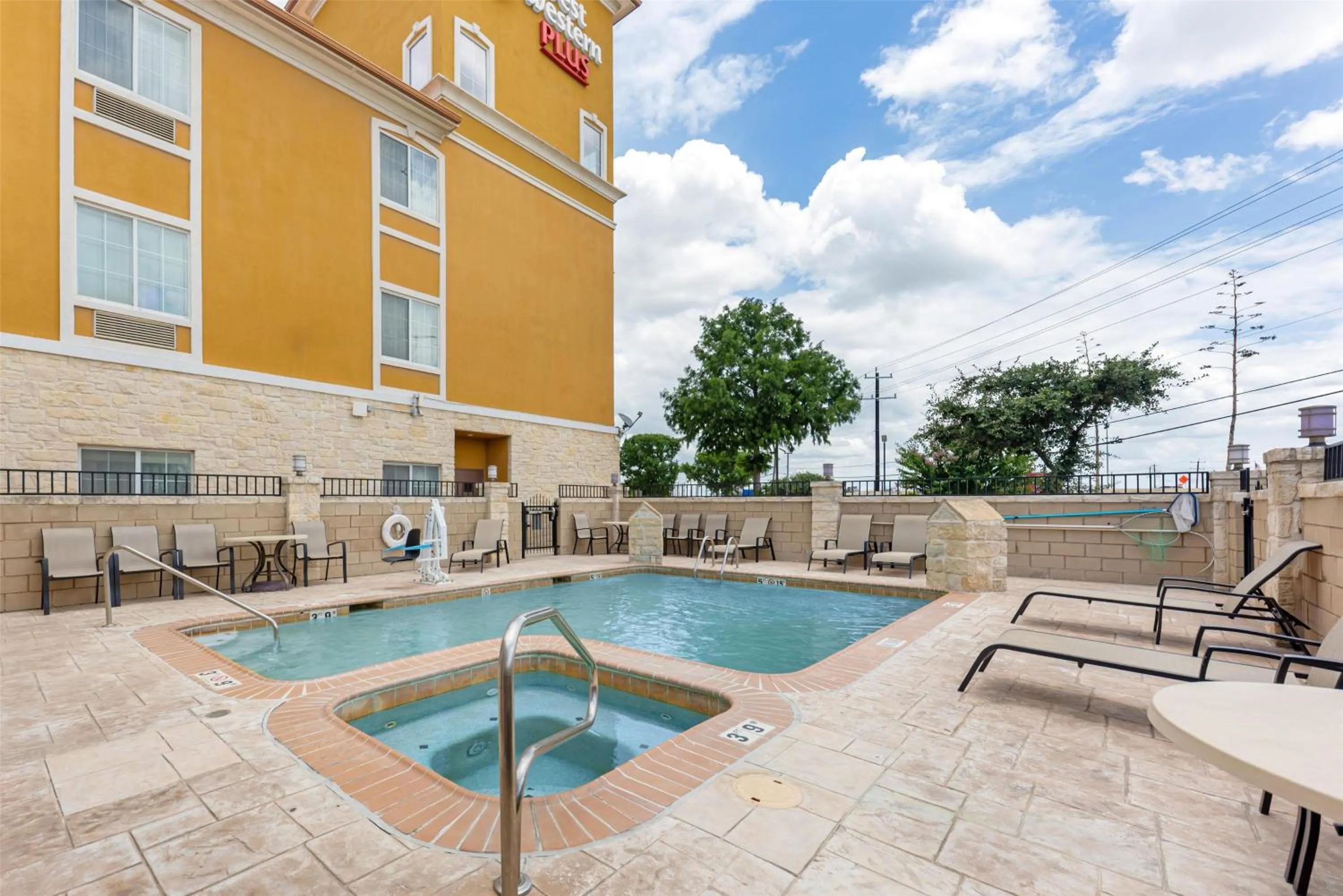 Pool view in Best Western Plus San Antonio East Inn & Suites