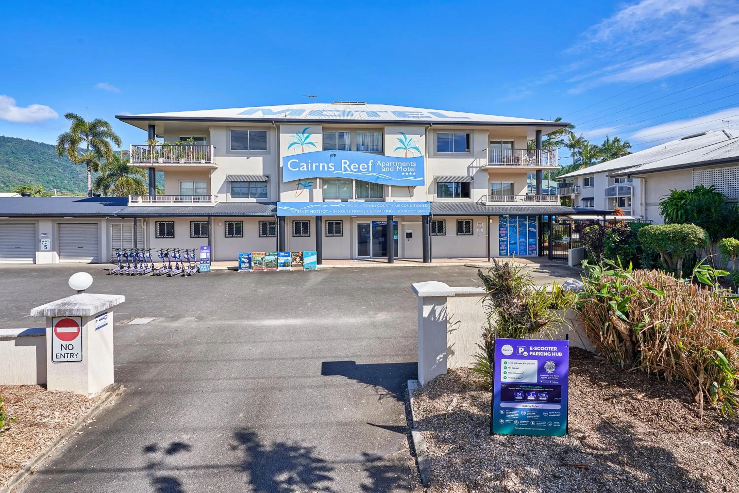 Property building in Cairns Reef Apartments & Motel