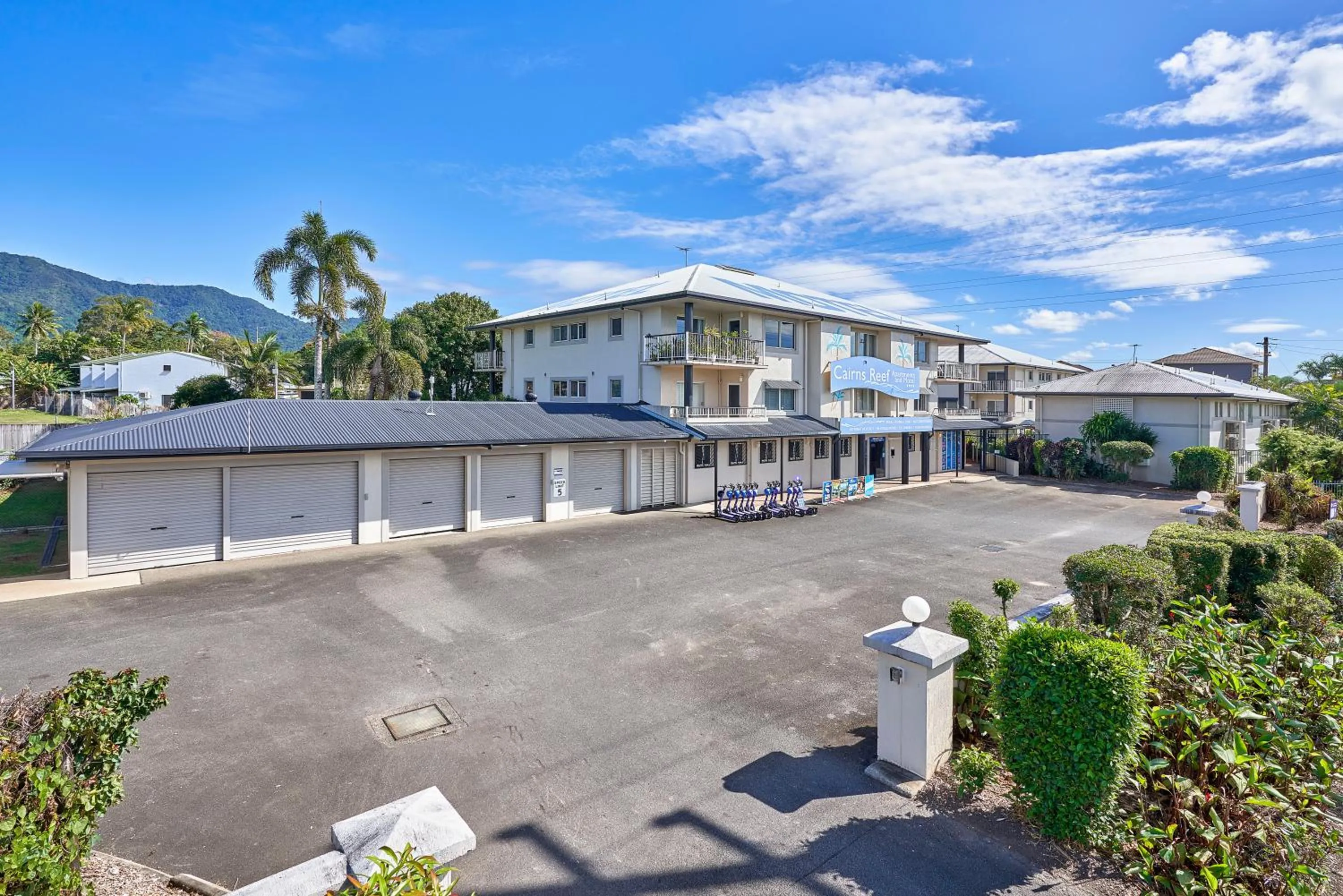 Property building in Cairns Reef Apartments & Motel