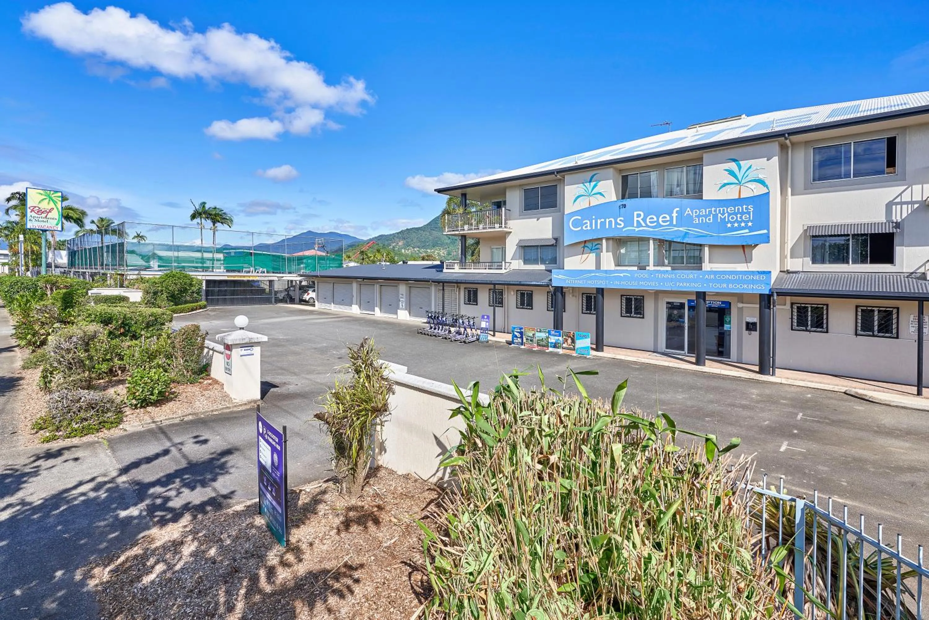 Property building in Cairns Reef Apartments & Motel